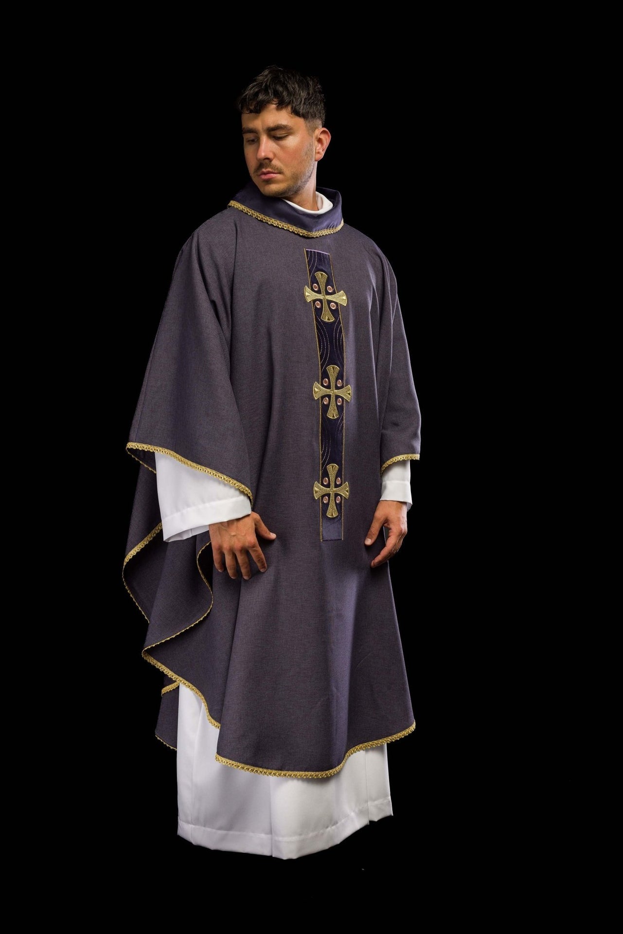 Ornat w haftowane złote krzyże i lamówkę na kołnierzu w kolorze fioletowym