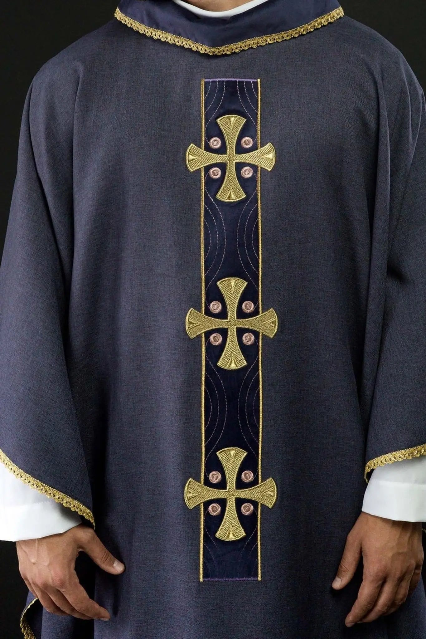 Casulla con cruces doradas bordadas y ribete en el cuello en púrpura