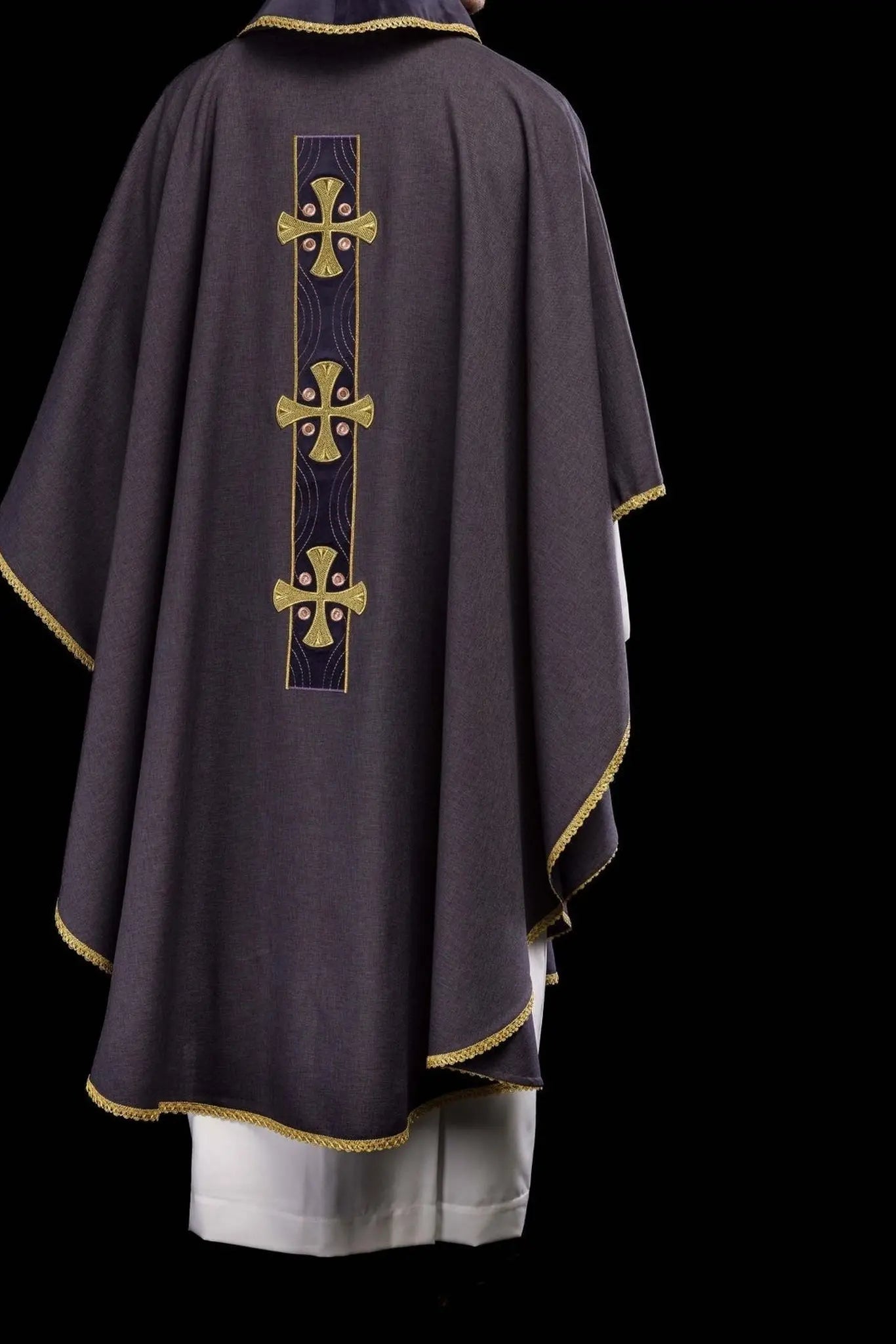 Casulla con cruces doradas bordadas y ribete en el cuello en púrpura