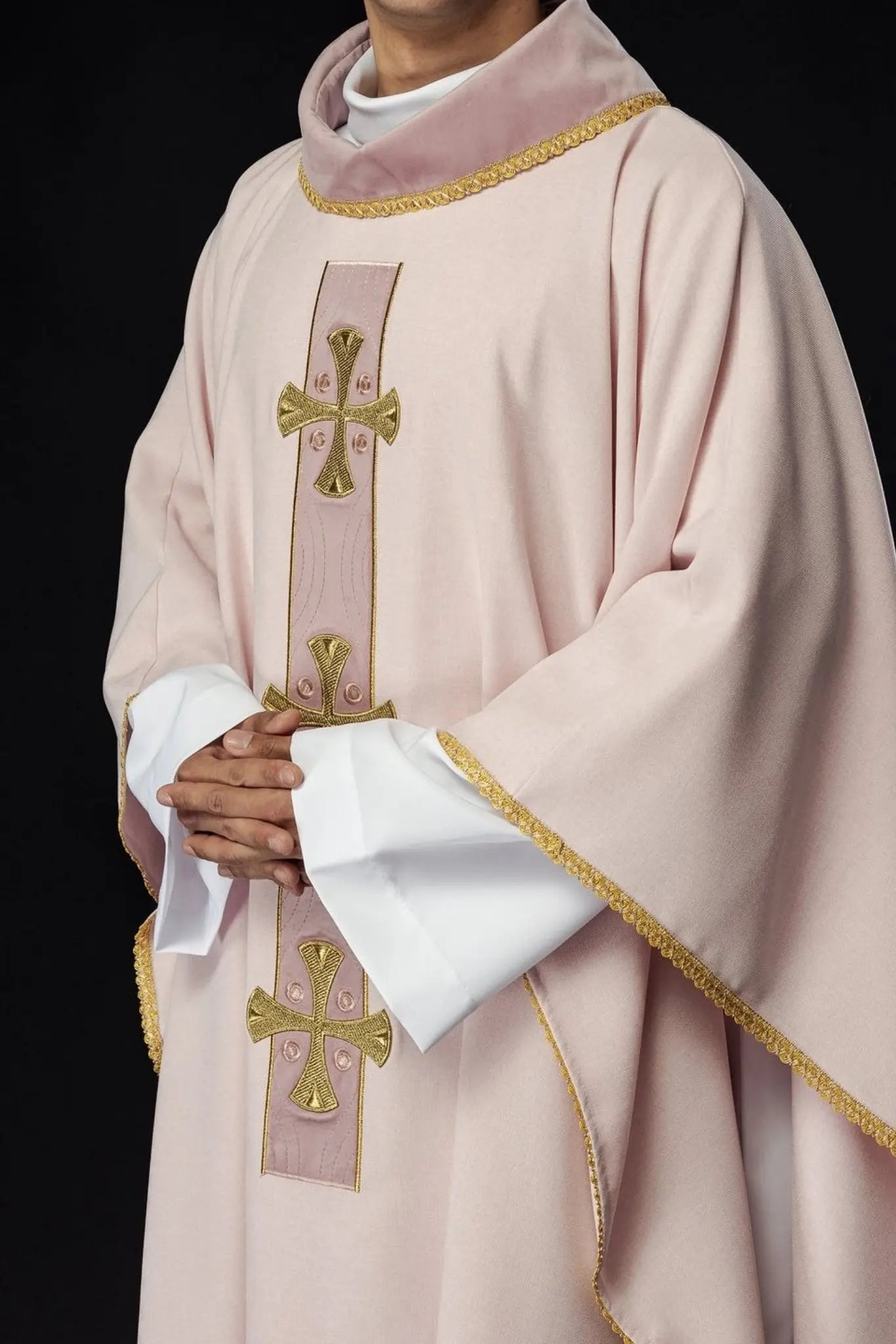 Casulla con cruces doradas bordadas y ribete en el cuello de color rosa