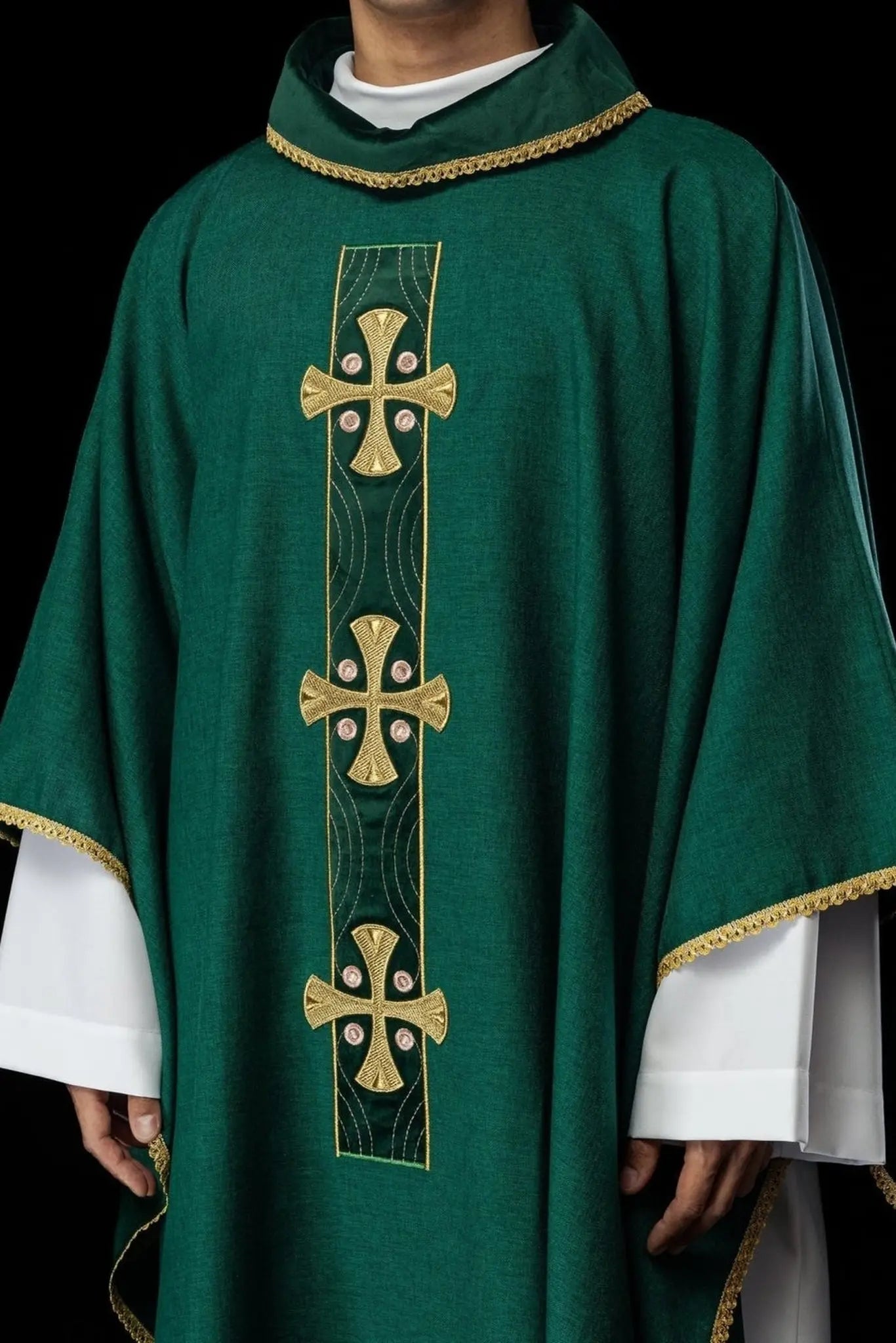 Casulla con cruces doradas bordadas y ribete verde en el cuello