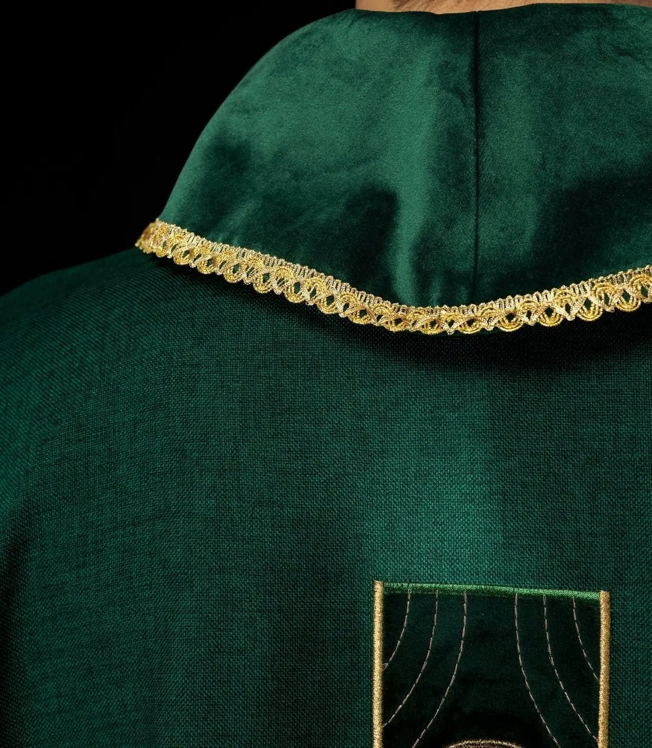 Casulla con cruces doradas bordadas y ribete verde en el cuello