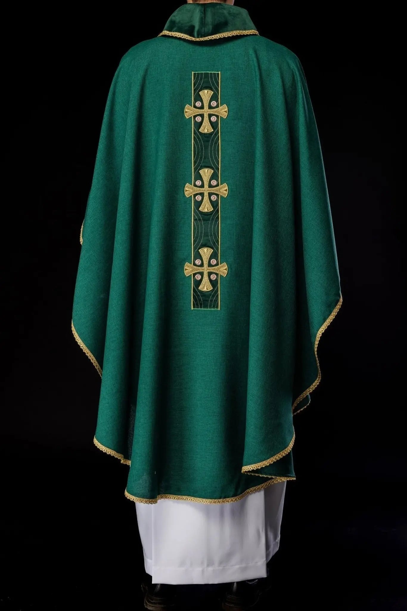 Casulla con cruces doradas bordadas y ribete verde en el cuello