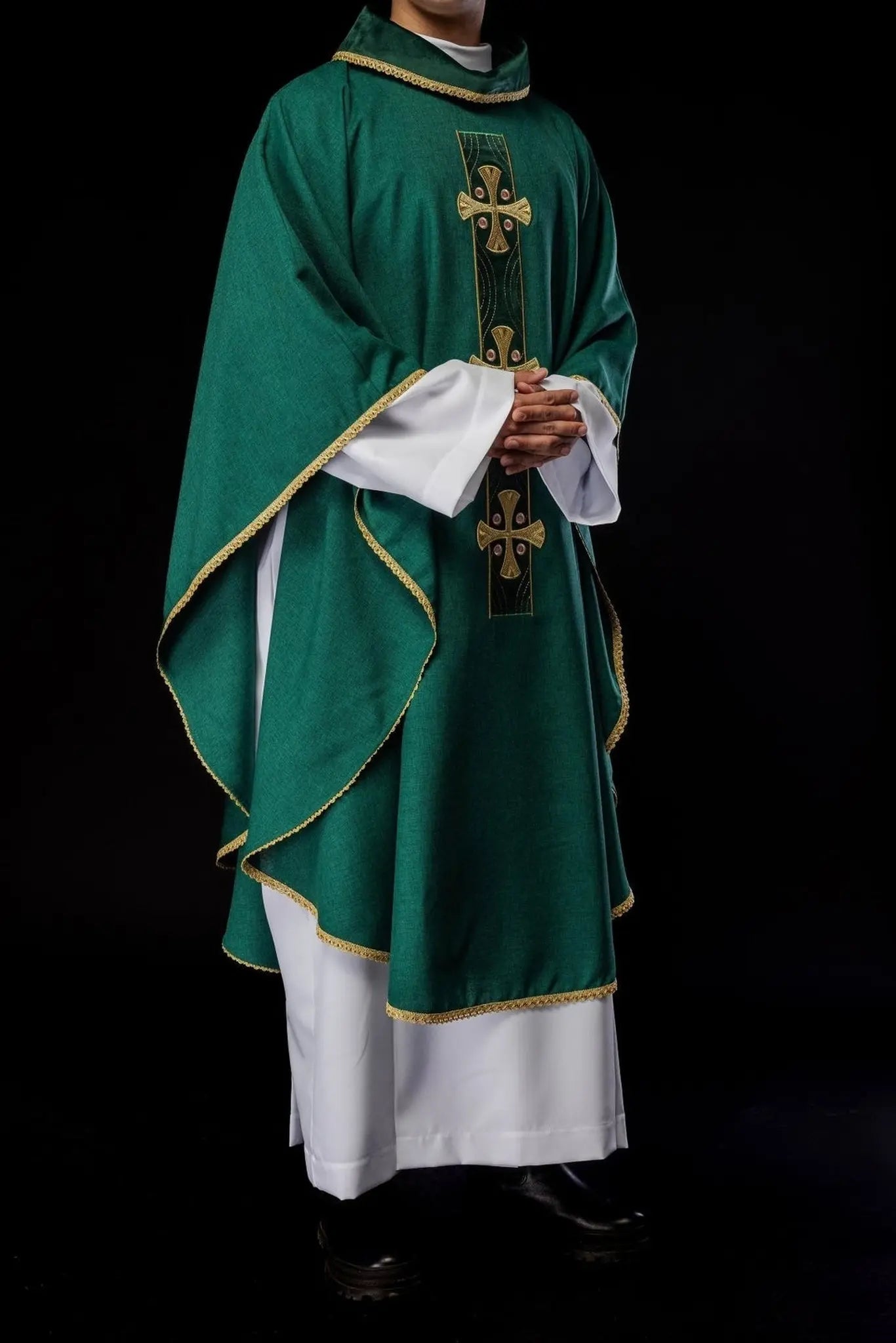 Casulla con cruces doradas bordadas y ribete verde en el cuello