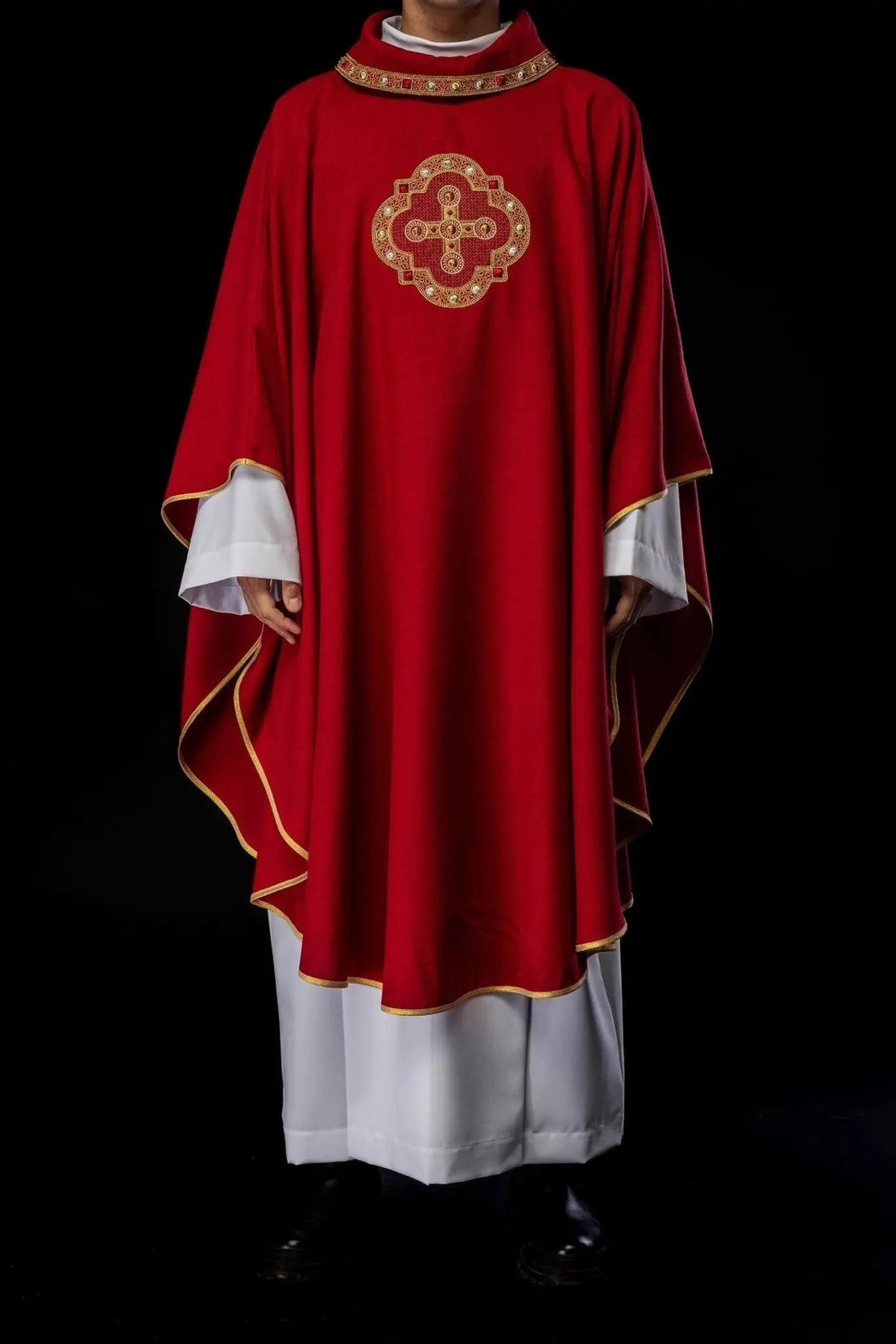 Casulla roja con ribete bordado en el cuello y alrededor del bordado de la cruz