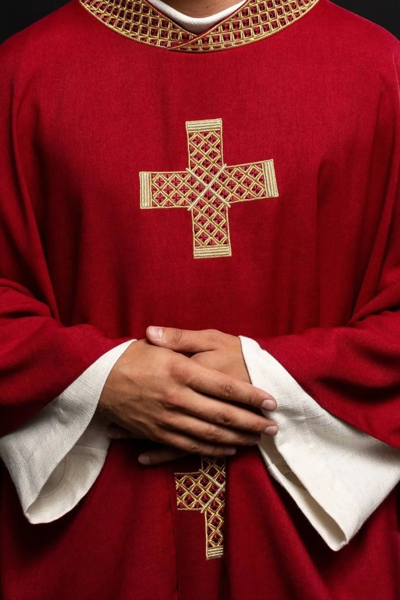 Casulla roja con cruces bordadas y cuello
