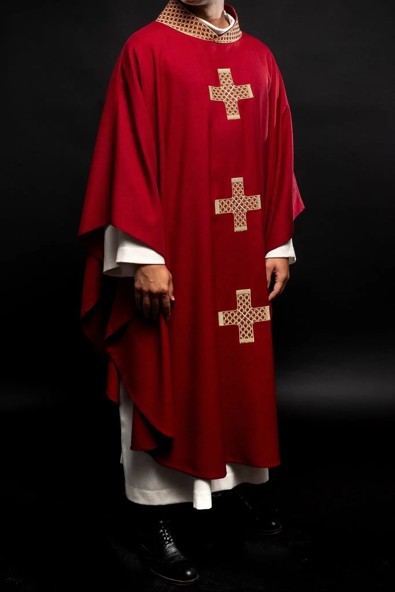 Casulla roja con cruces bordadas y cuello