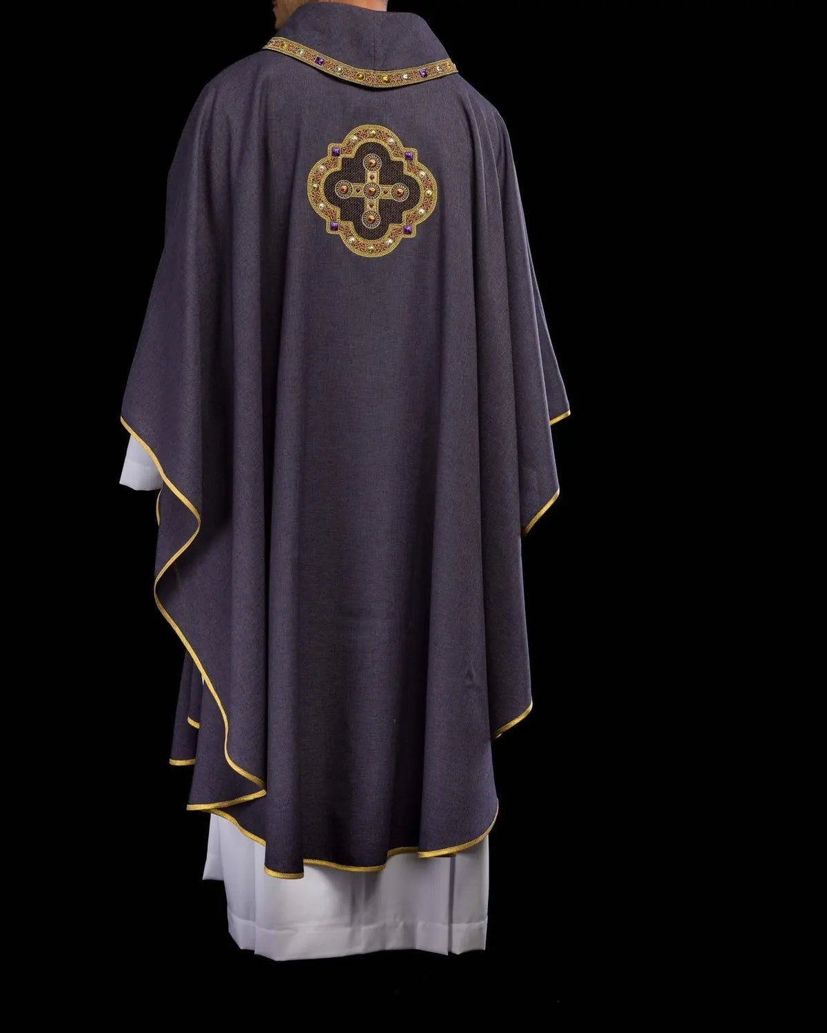 Chasuble in purple with embroidered piping on the collar and around the embroidery of the cross