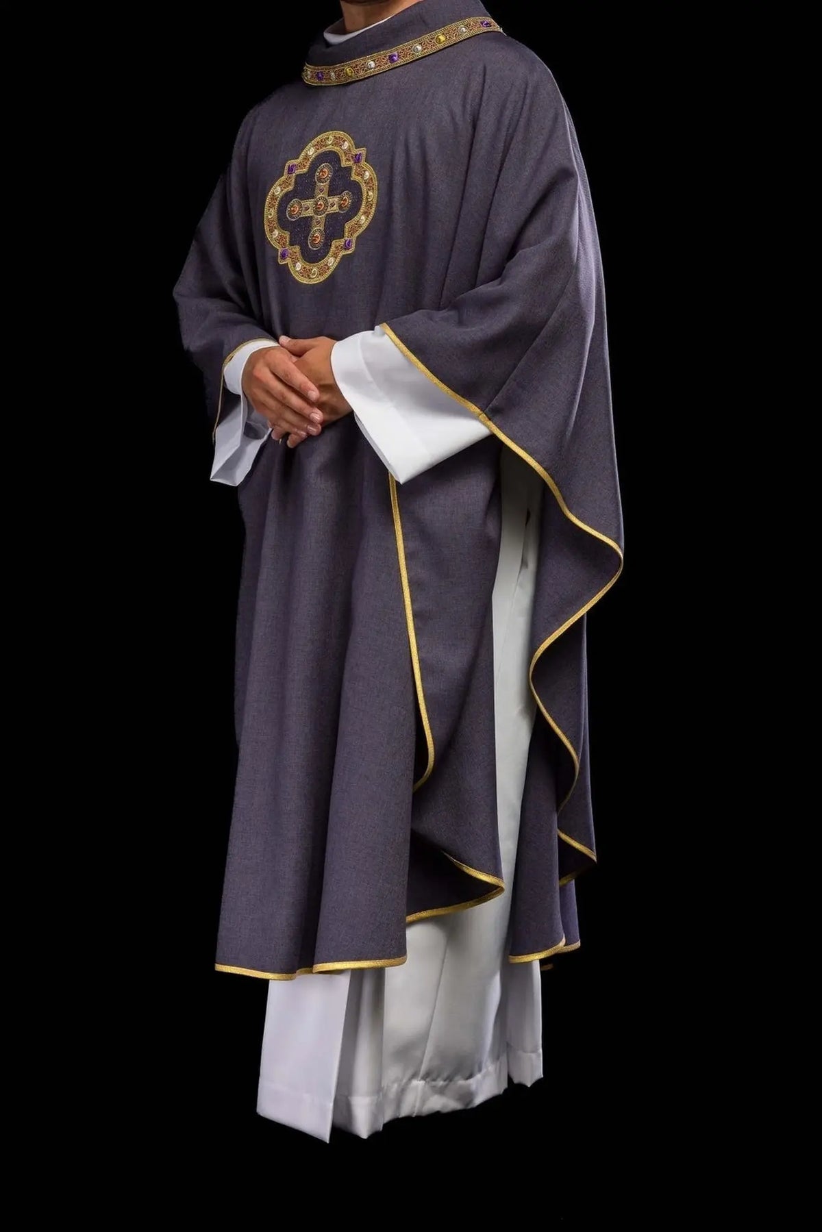 Chasuble in purple with embroidered piping on the collar and around the embroidery of the cross