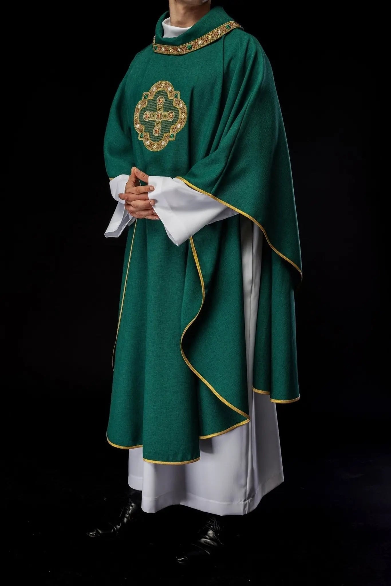 Casulla verde con ribete bordado en el cuello y alrededor del bordado de la cruz