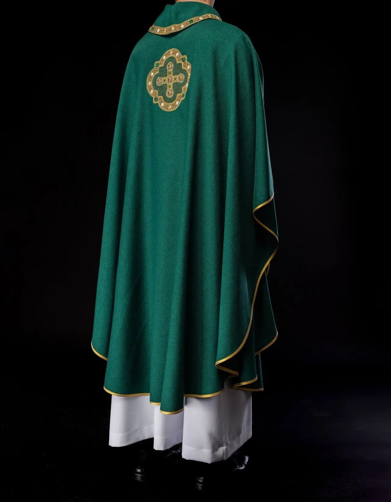 Chasuble in green with embroidered piping on the collar and around the embroidery of the cross