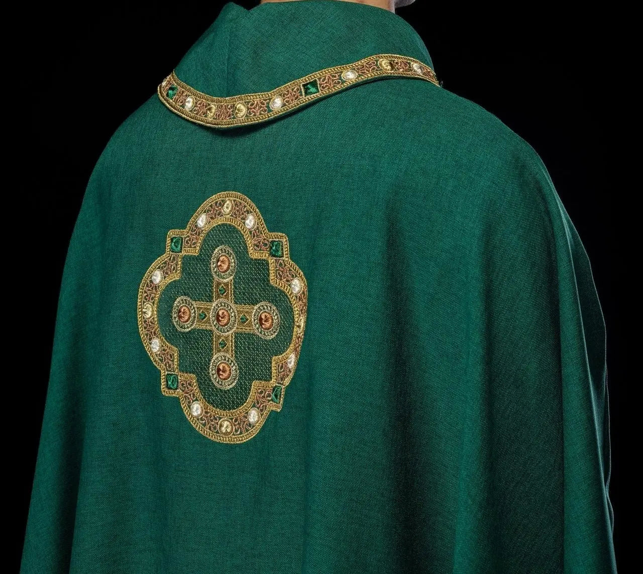Chasuble in green with embroidered piping on the collar and around the embroidery of the cross