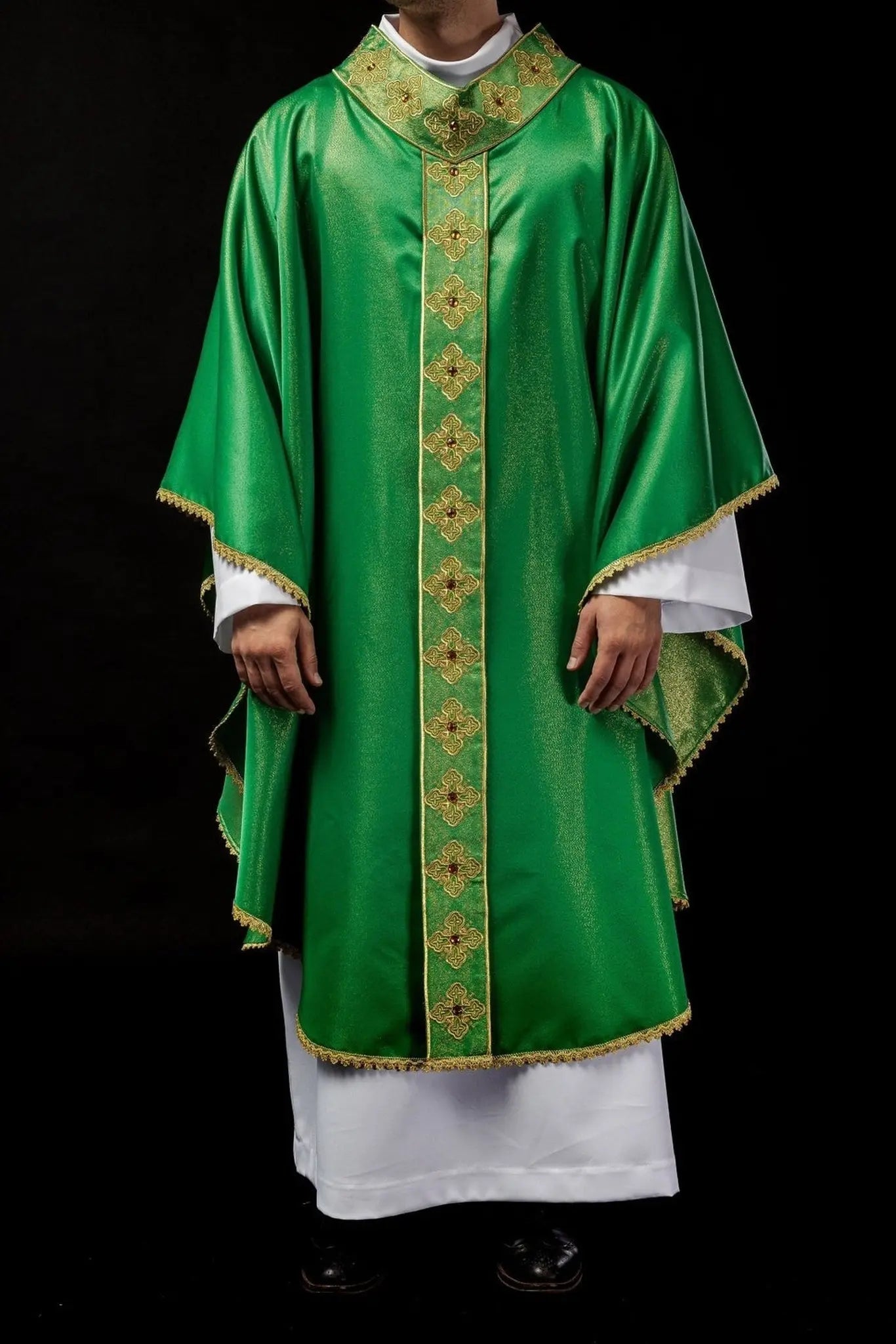 Casulla verde con cinturón bordado y cuello decorado con piedras