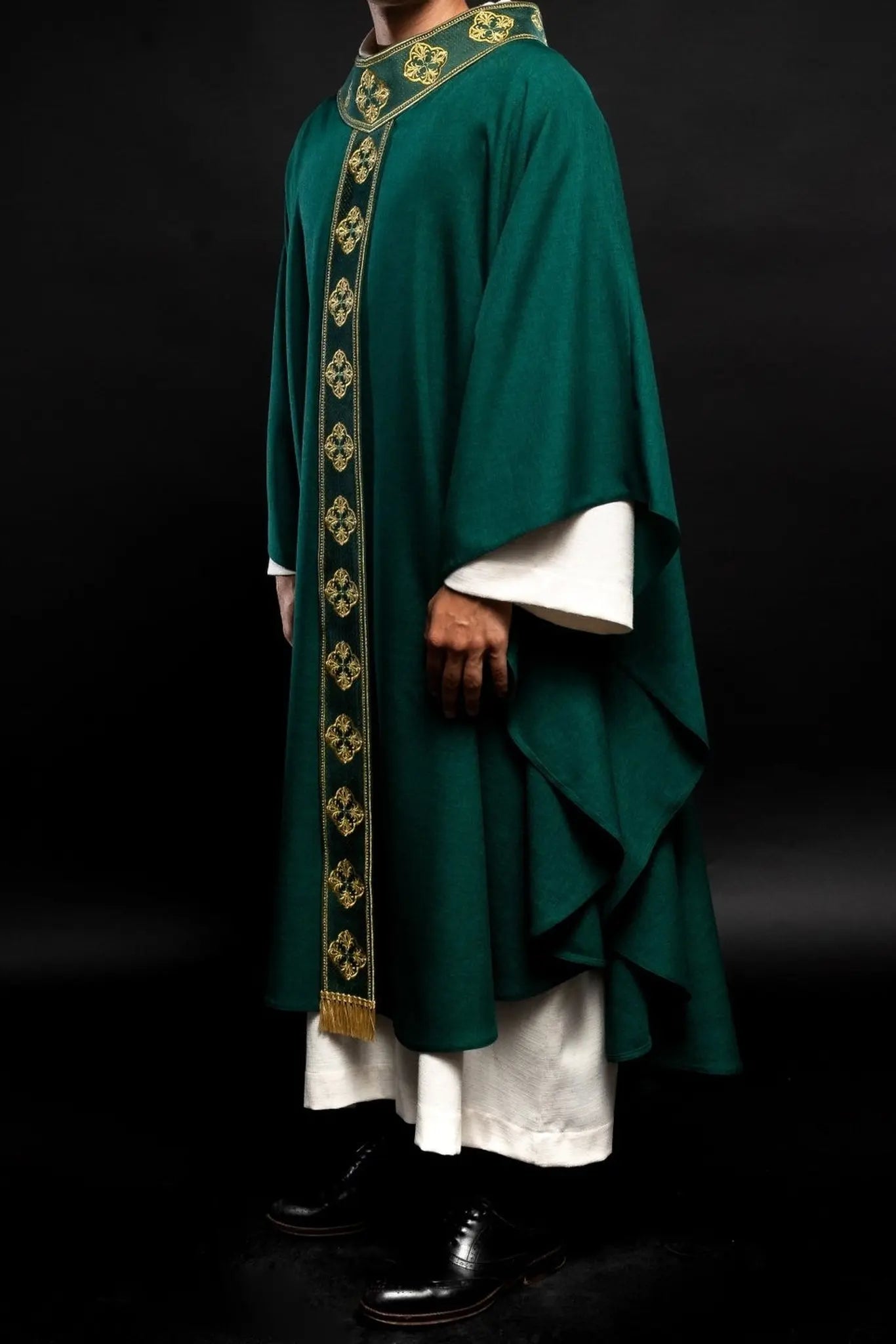 Casulla verde con cinturón bordado y cuello con cruz
