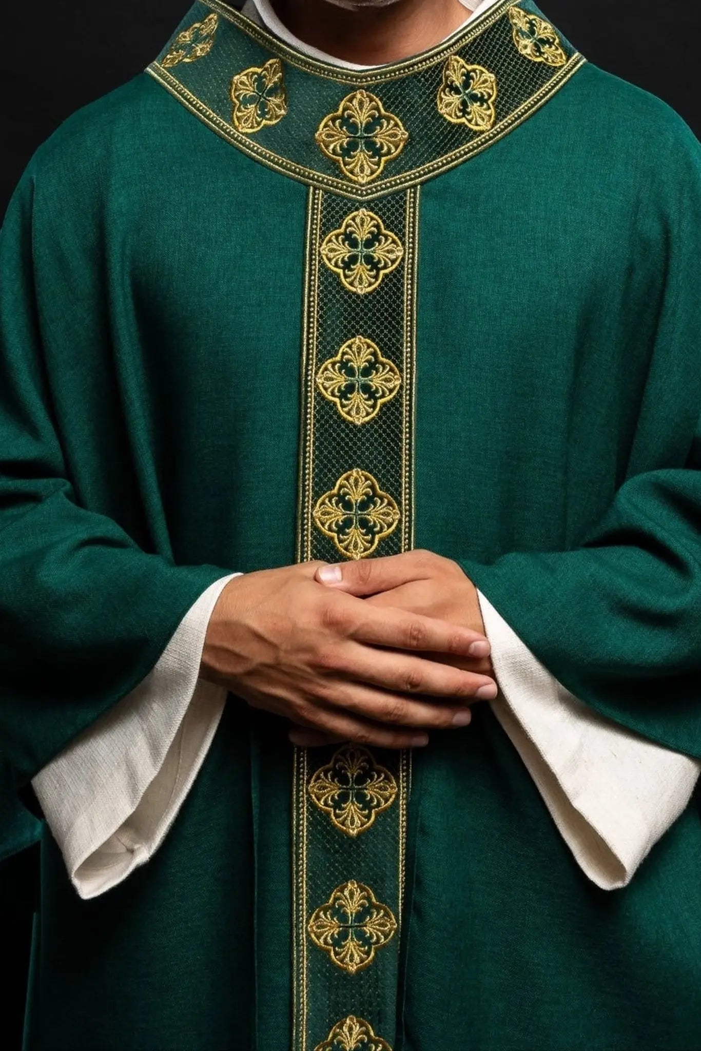 Casulla verde con cinturón bordado y cuello con cruz