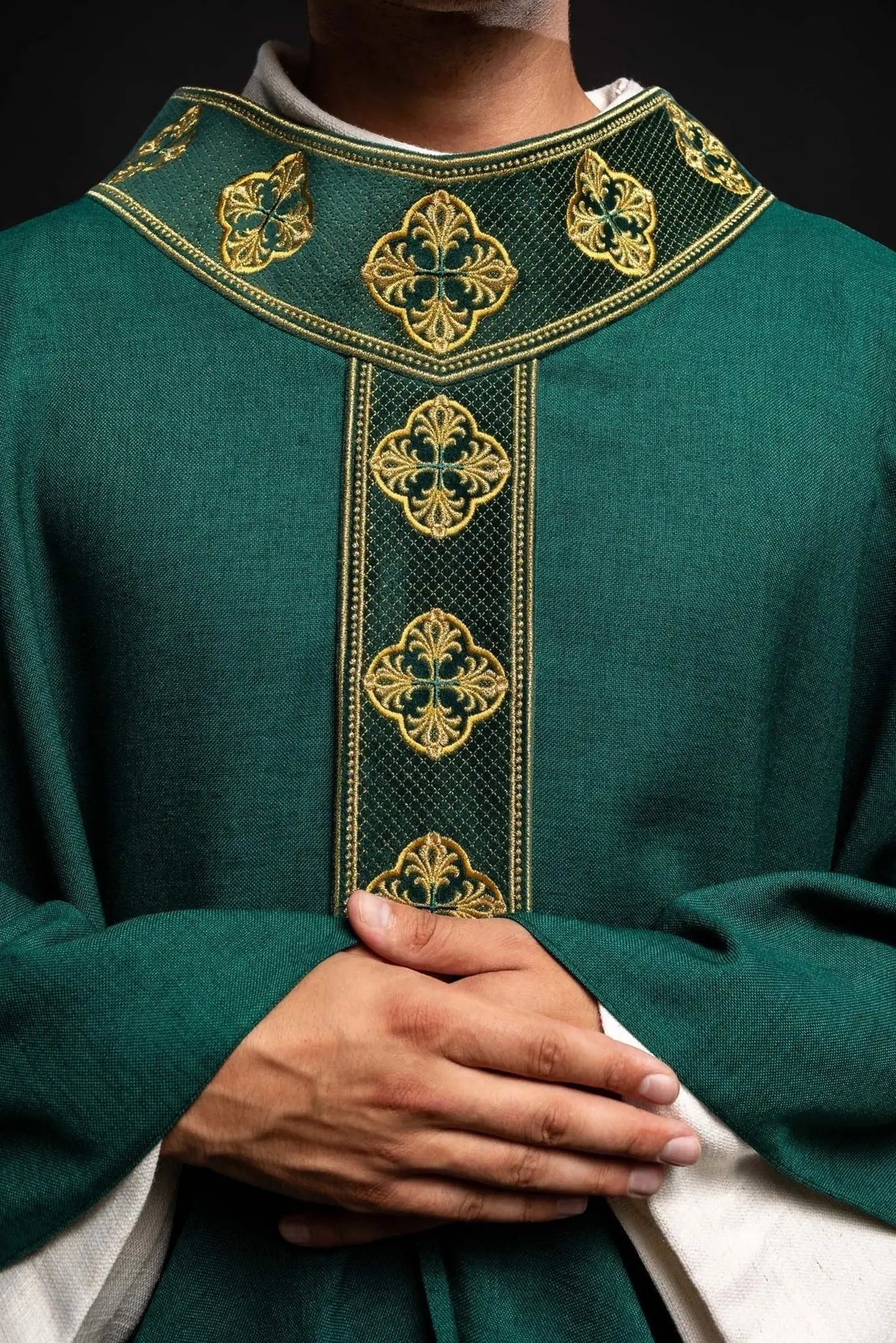 Casulla verde con cinturón bordado y cuello con cruz