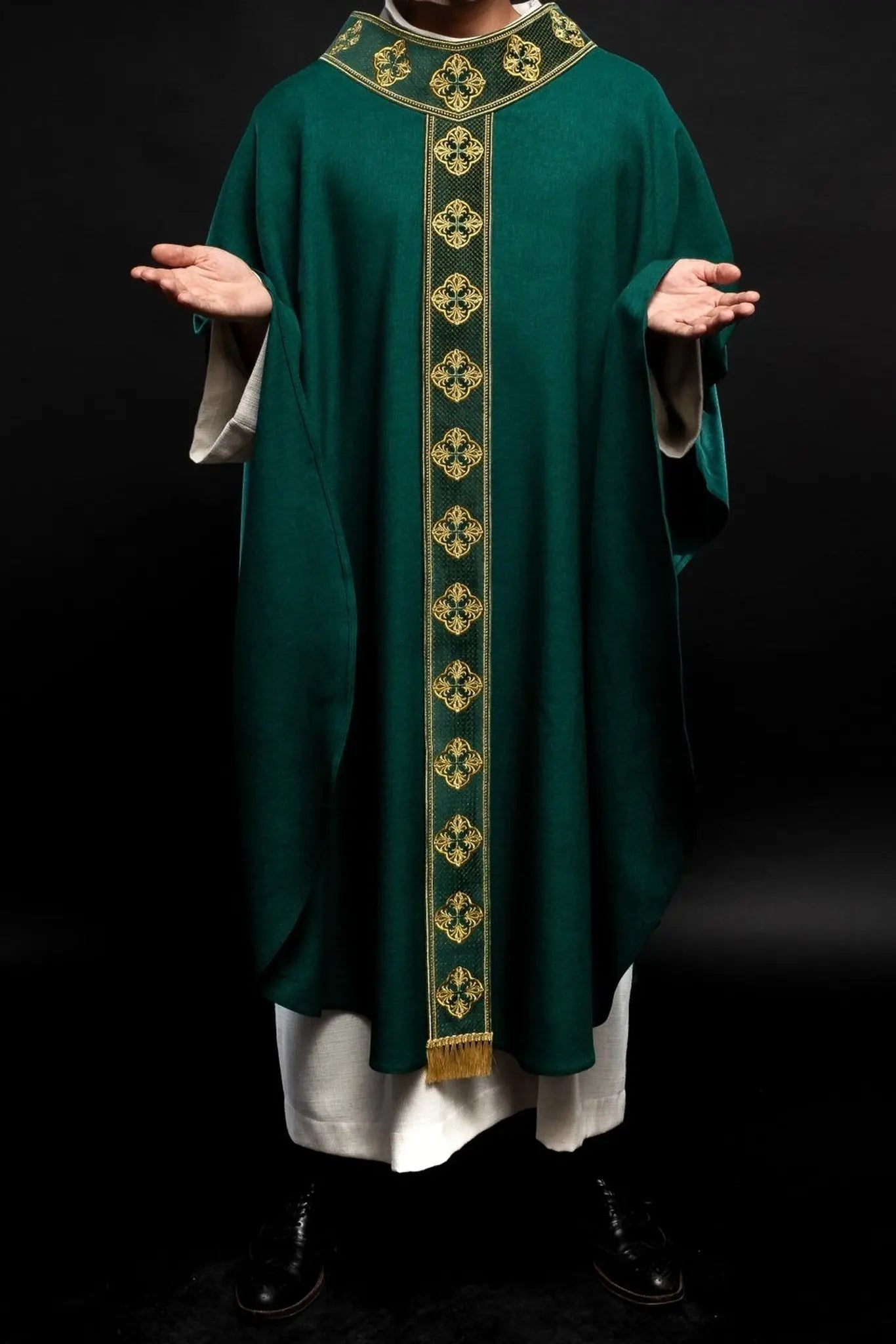 Casulla verde con cinturón bordado y cuello con cruz