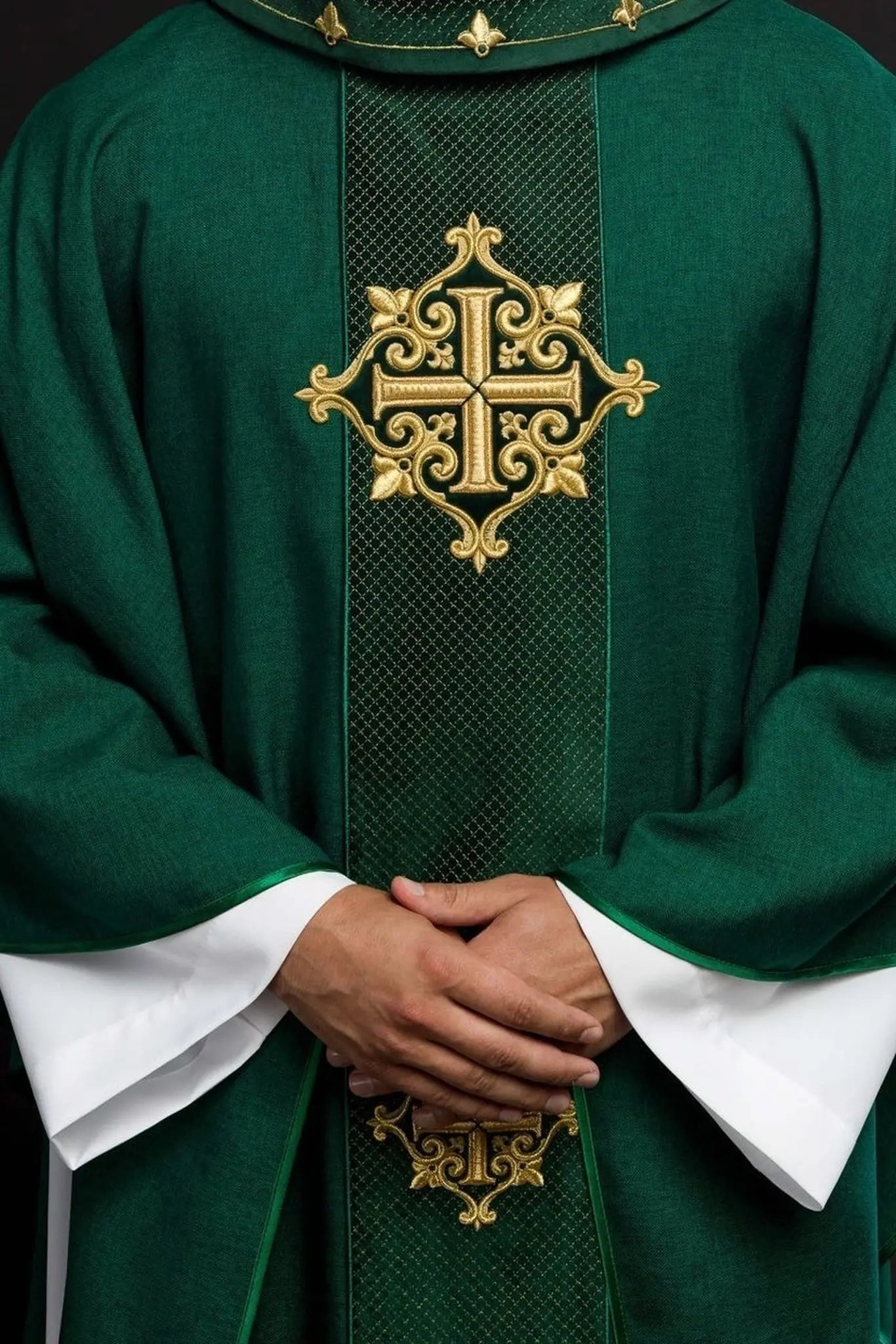 Casulla con cinturón de terciopelo verde y bordado de cruz