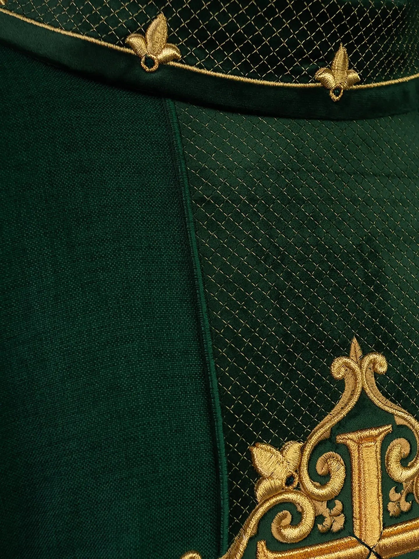 Casulla con cinturón de terciopelo verde y bordado de cruz