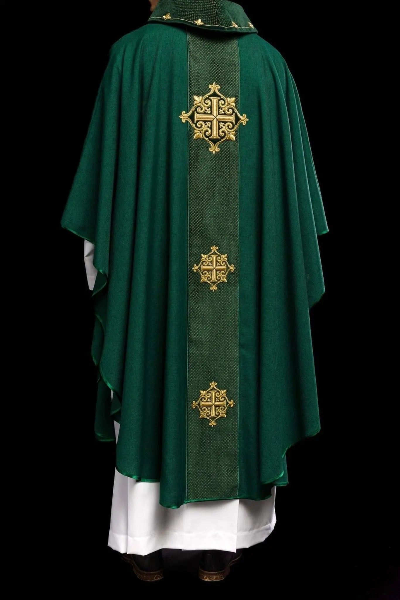Casulla con cinturón de terciopelo verde y bordado de cruz