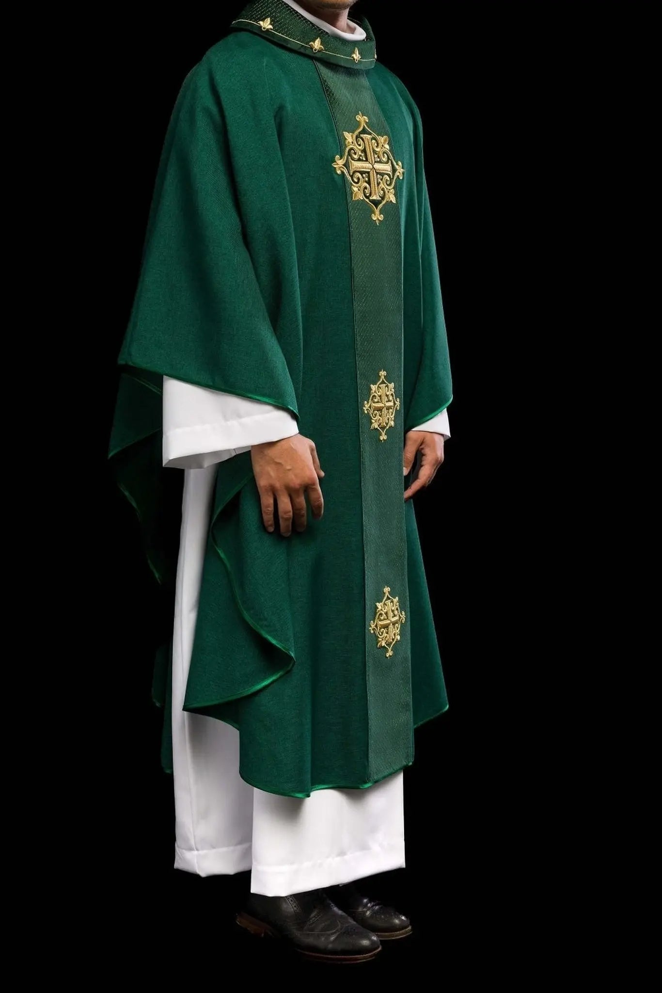 Casulla con cinturón de terciopelo verde y bordado de cruz