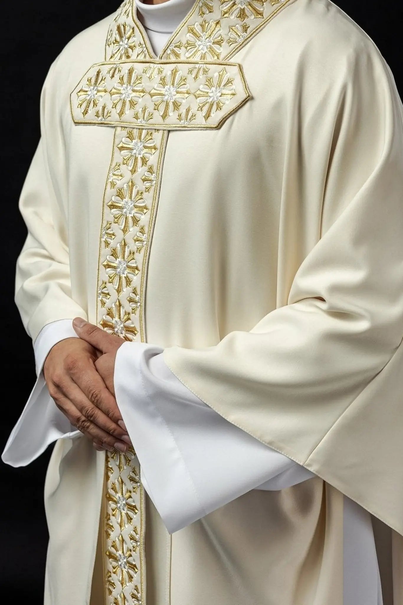 Chasuble with shiny ecru embroidery