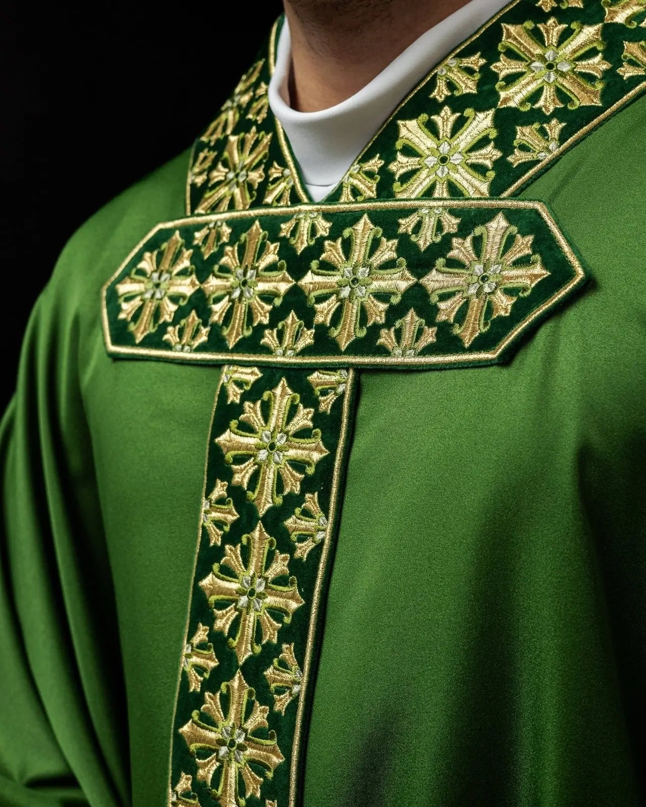 Chasuble with shiny embroidery in green
