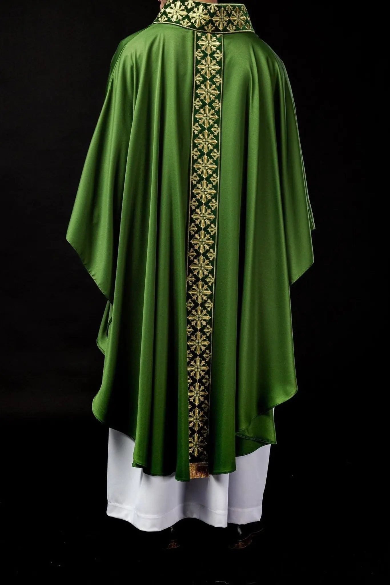 Chasuble with shiny embroidery in green