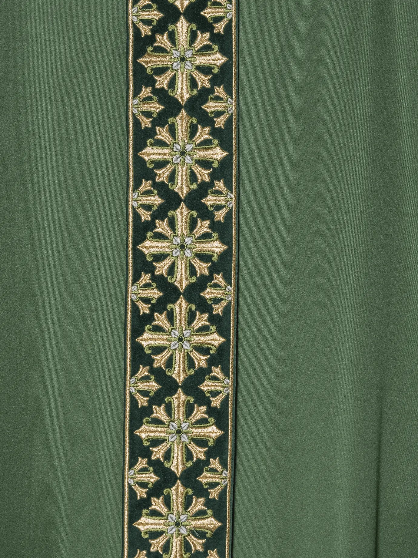 Chasuble with shiny embroidery in green