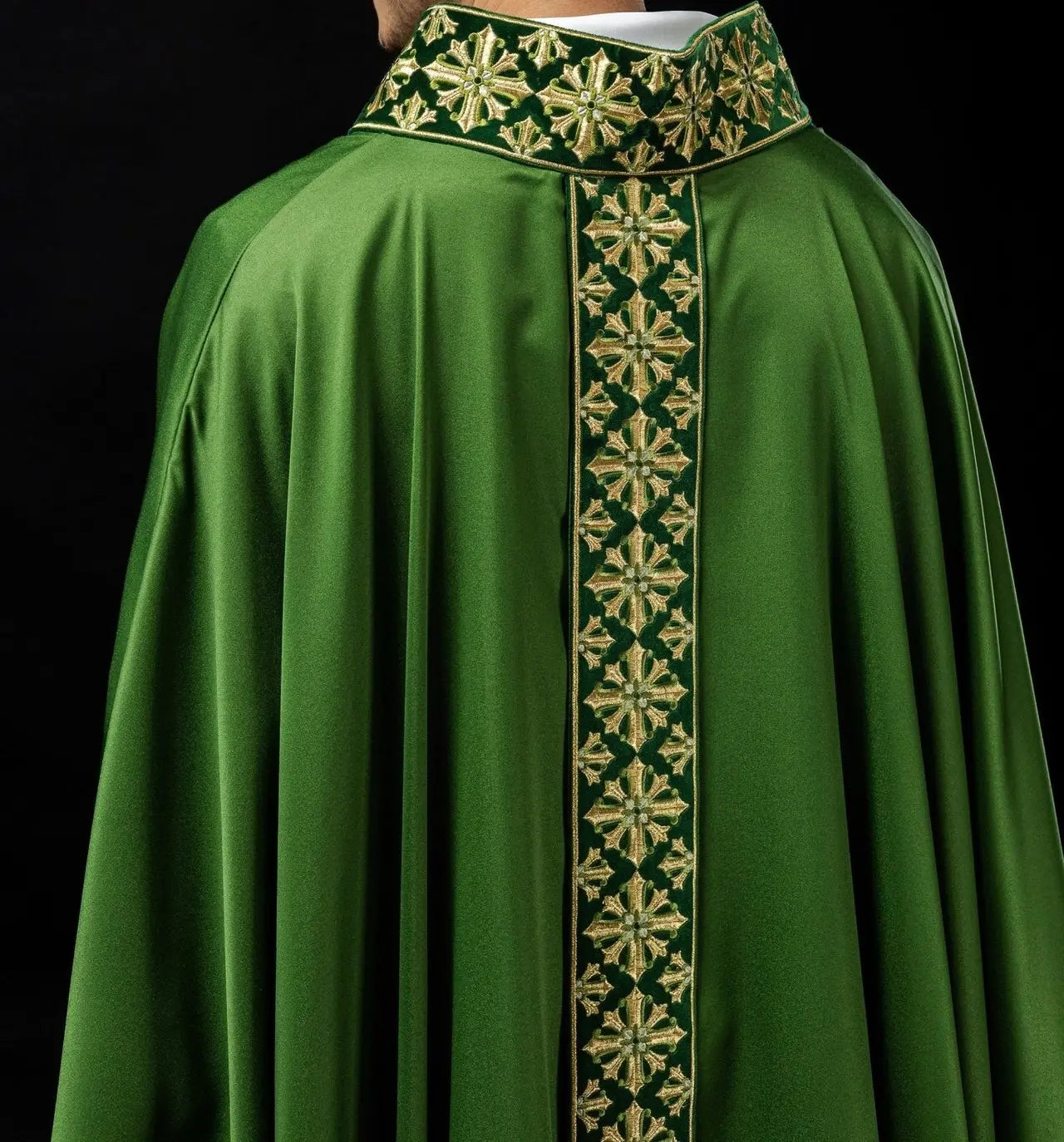 Chasuble with shiny embroidery in green