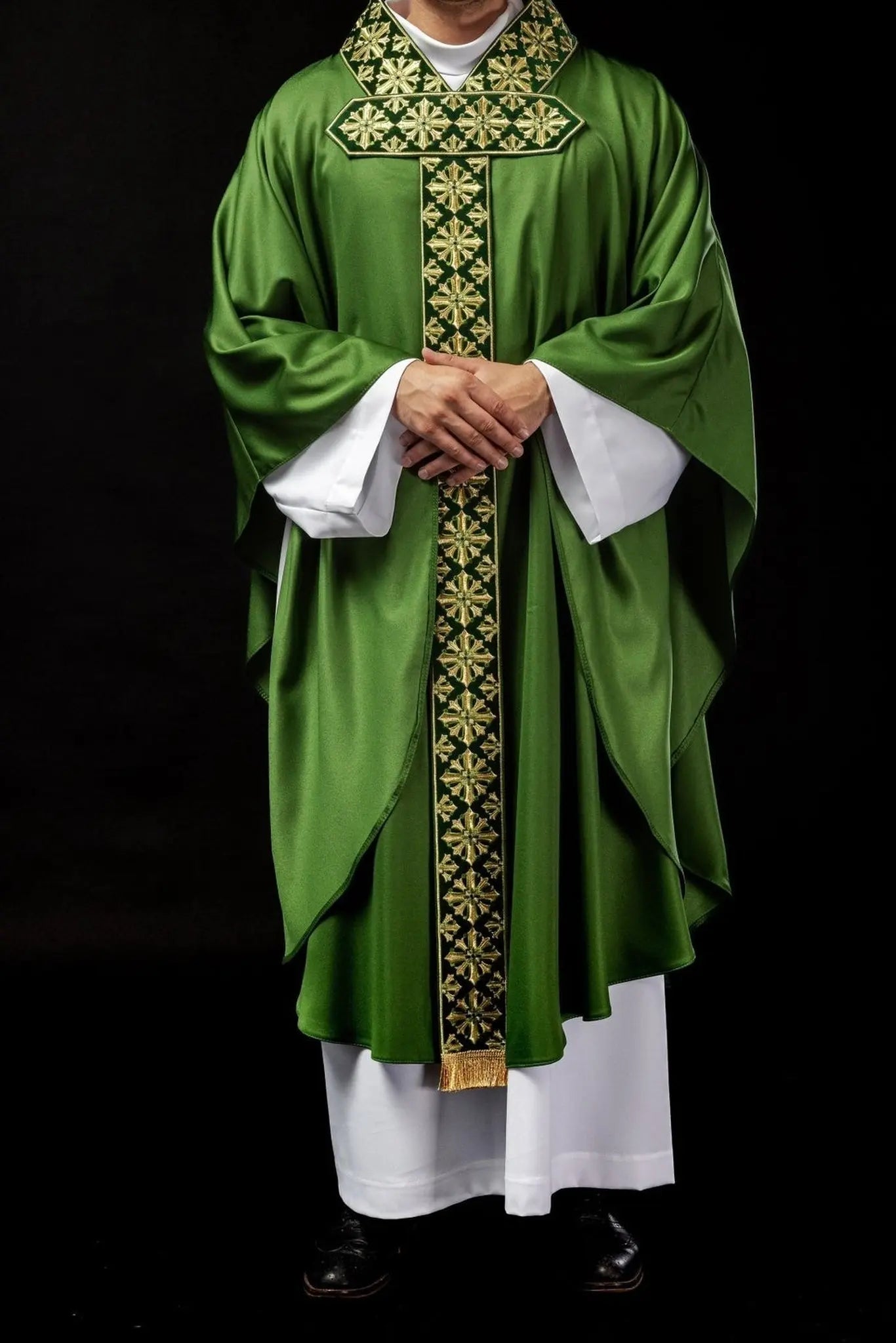 Chasuble with shiny embroidery in green