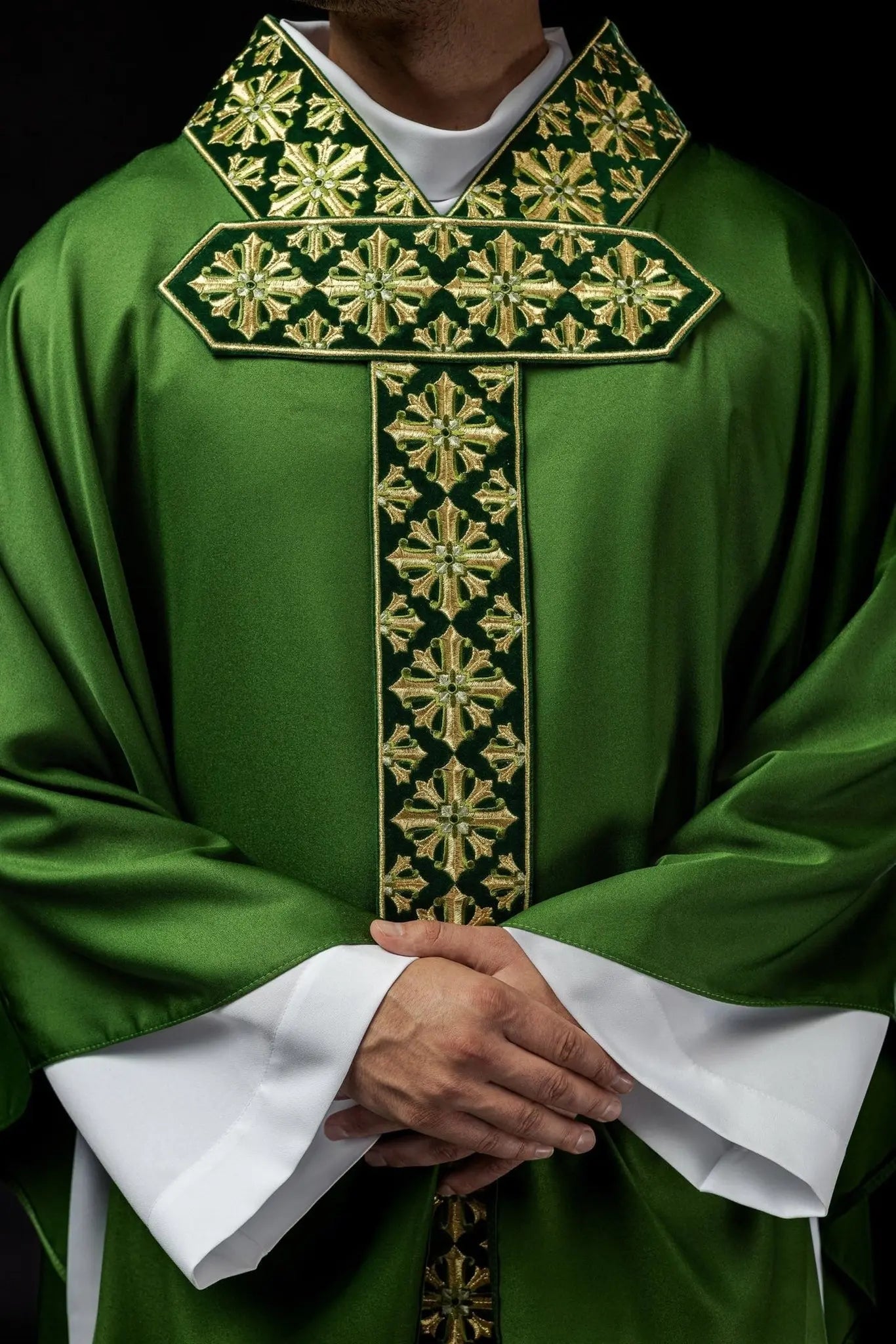 Casulla con bordado brillante en verde