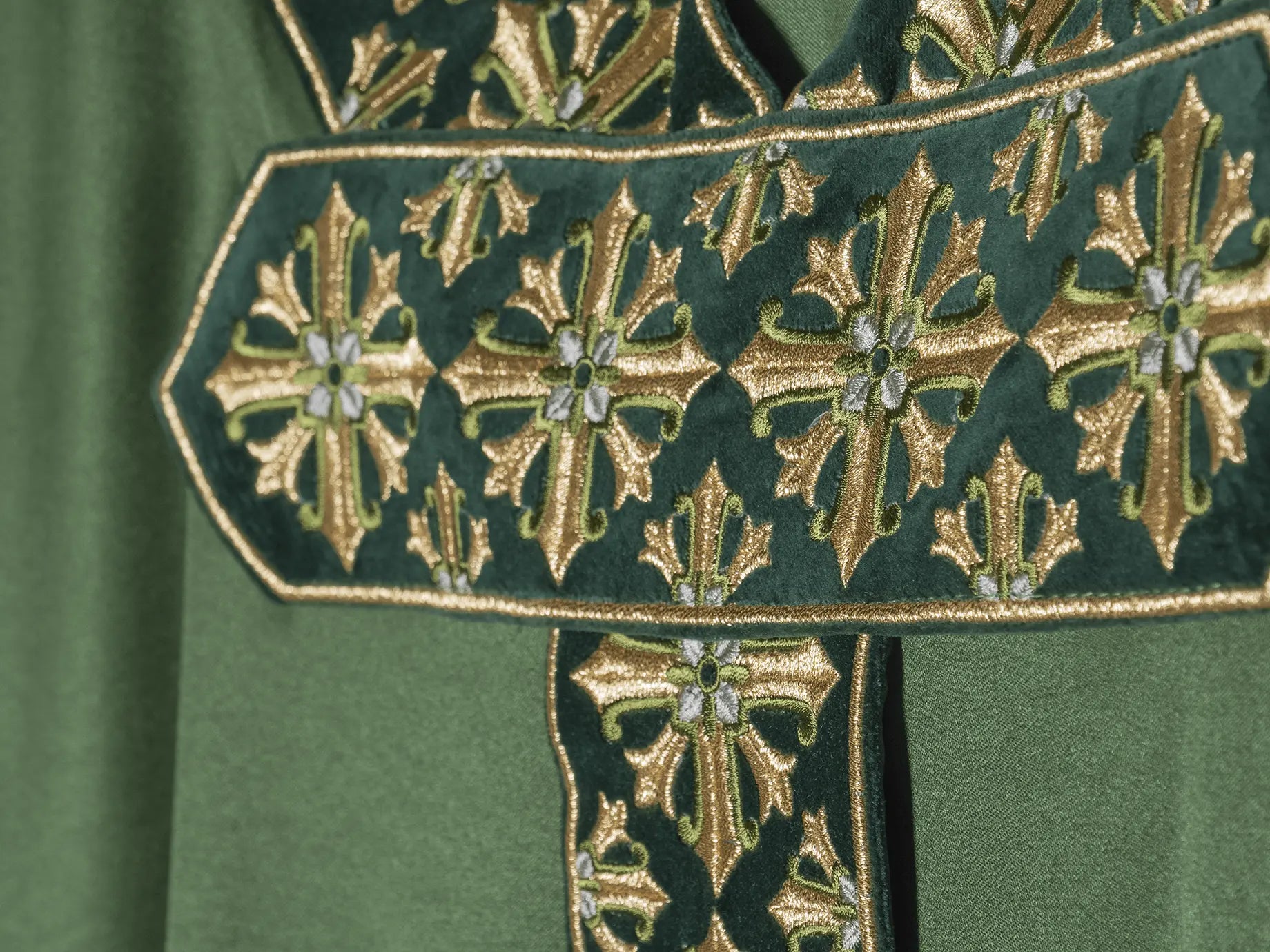 Chasuble with shiny embroidery in green