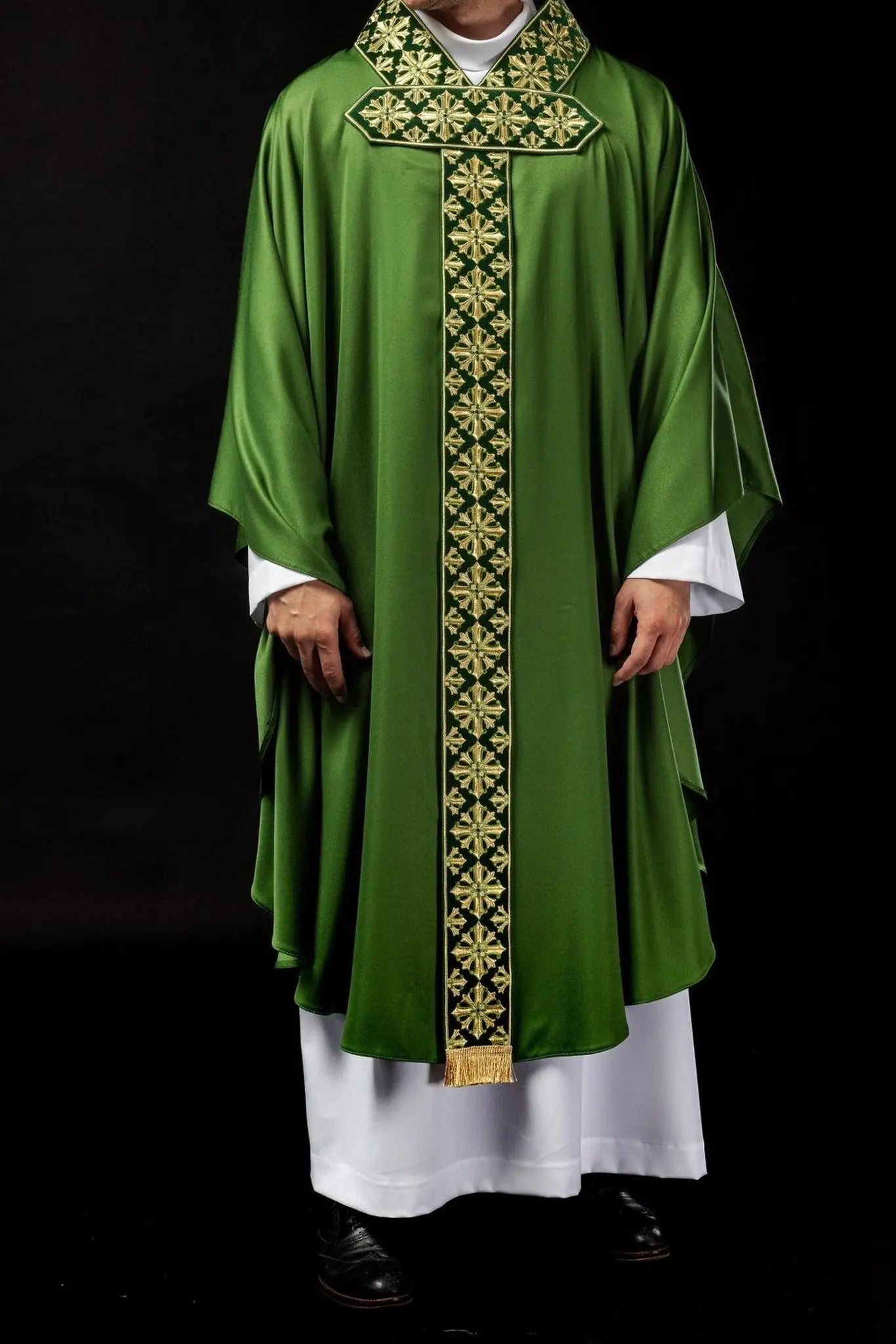 Chasuble with shiny embroidery in green