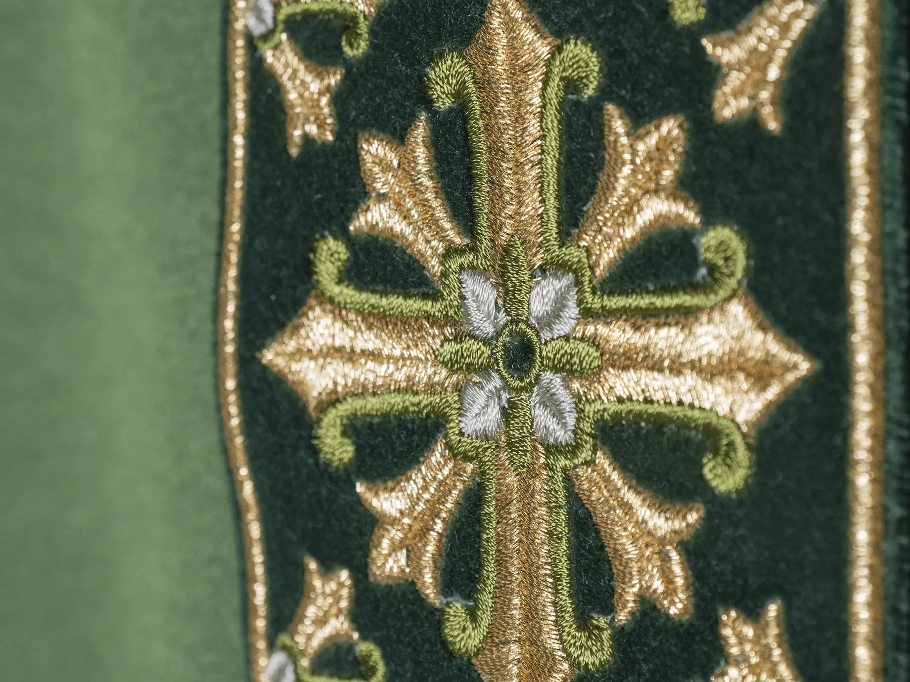 Chasuble with shiny embroidery in green
