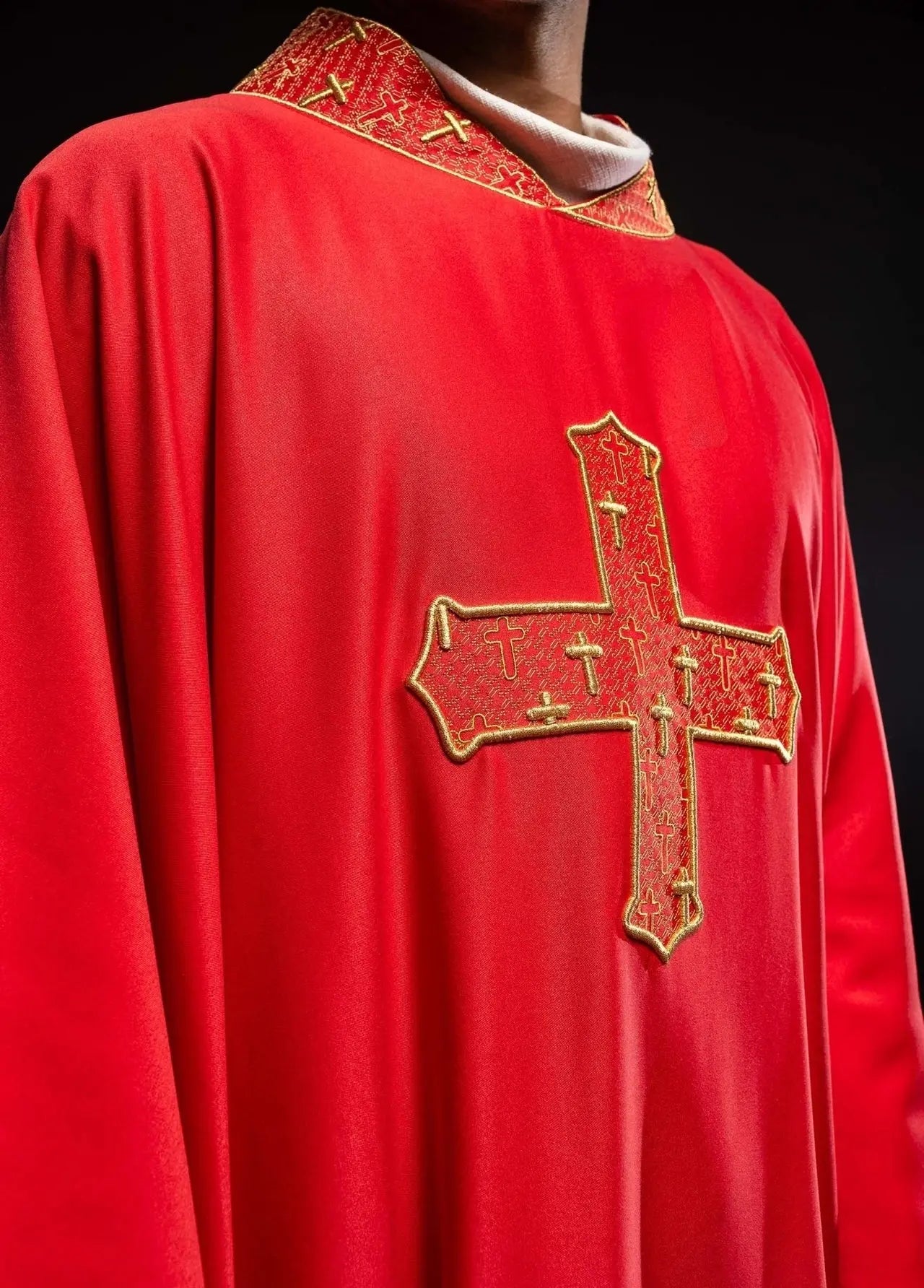 Casulla con cruz y cuello ricamente bordados en rojo