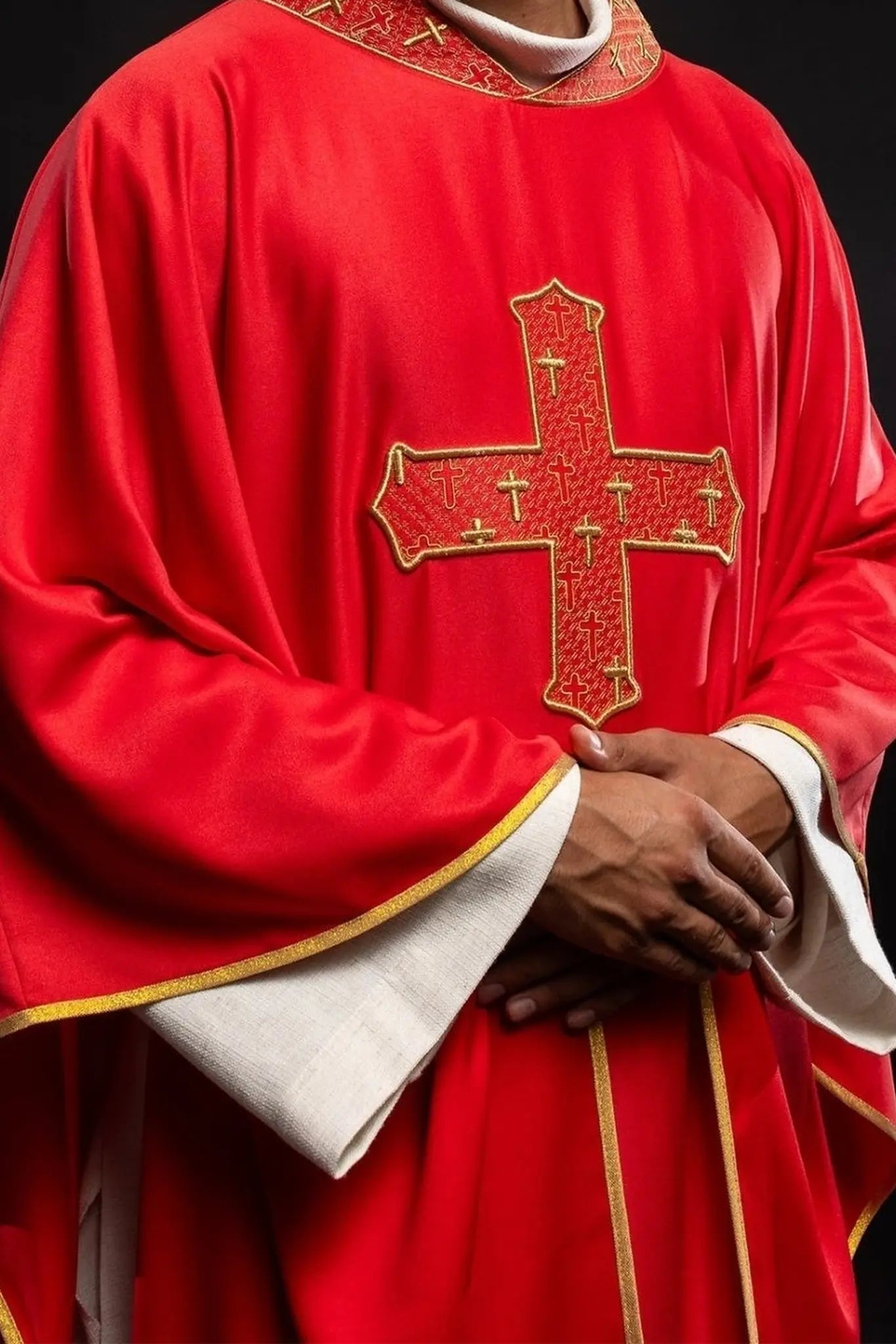 Casulla con cruz y cuello ricamente bordados en rojo