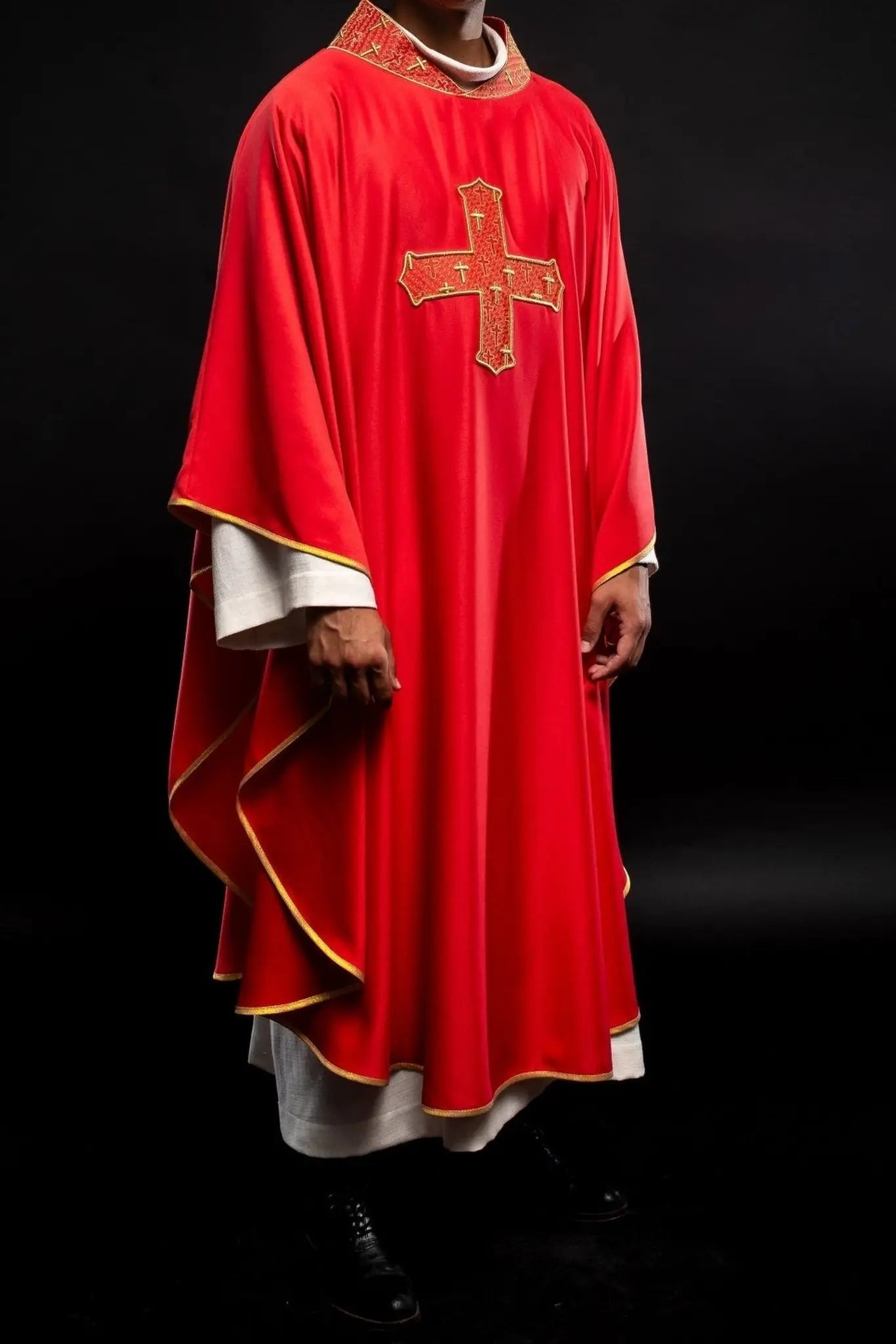 Casulla con cruz y cuello ricamente bordados en rojo