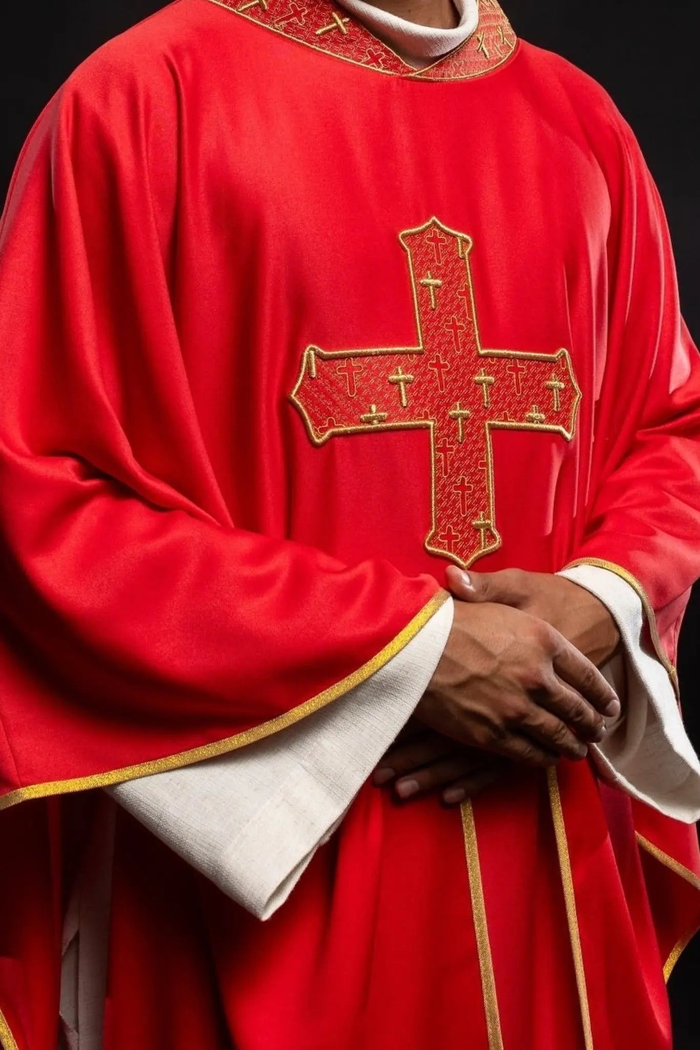 Casulla con cruz y cuello ricamente bordados en rojo