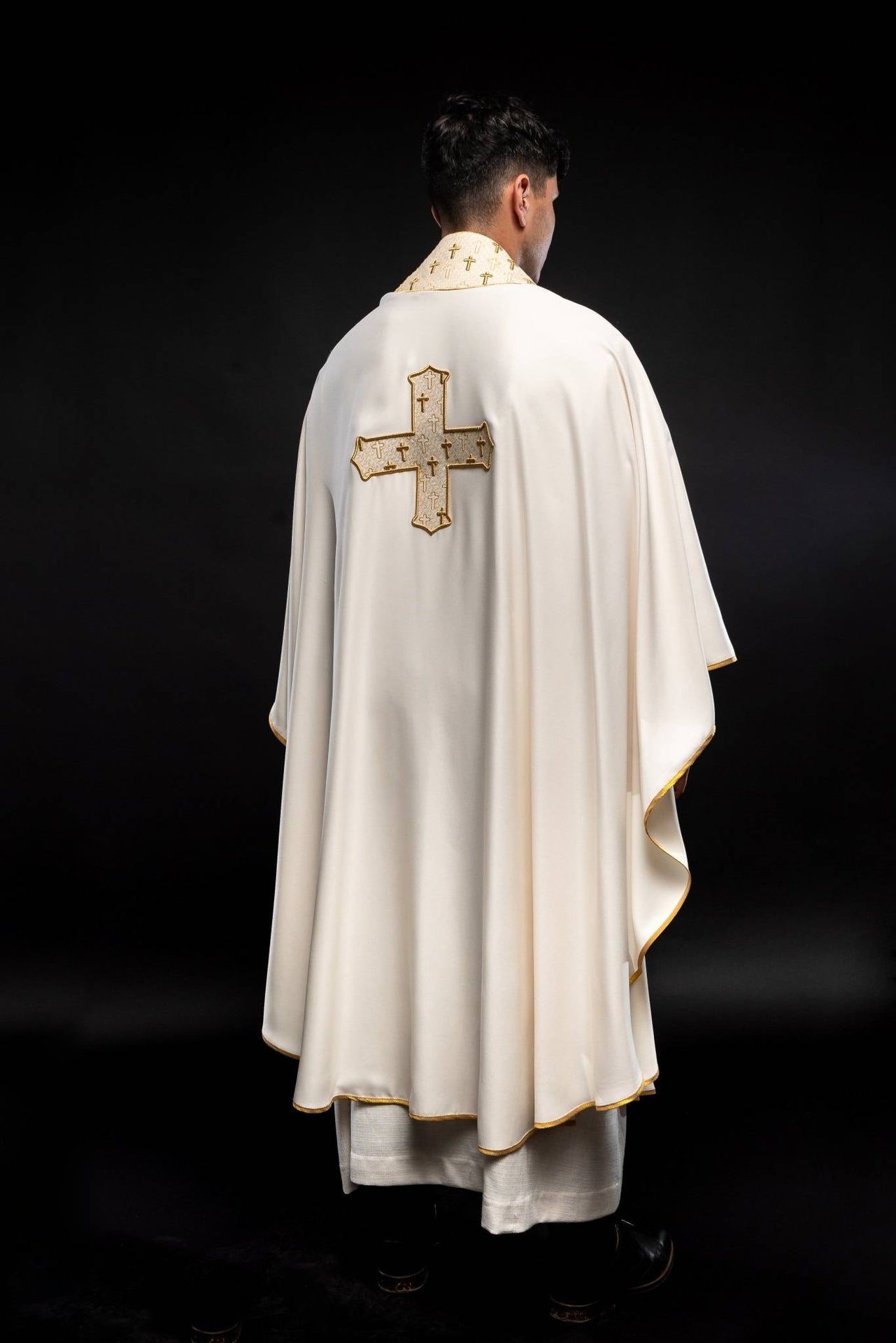 Ornat z bogato haftowanym krzyżem i kołnierzem w kolorze ecru - ORNATY.PL