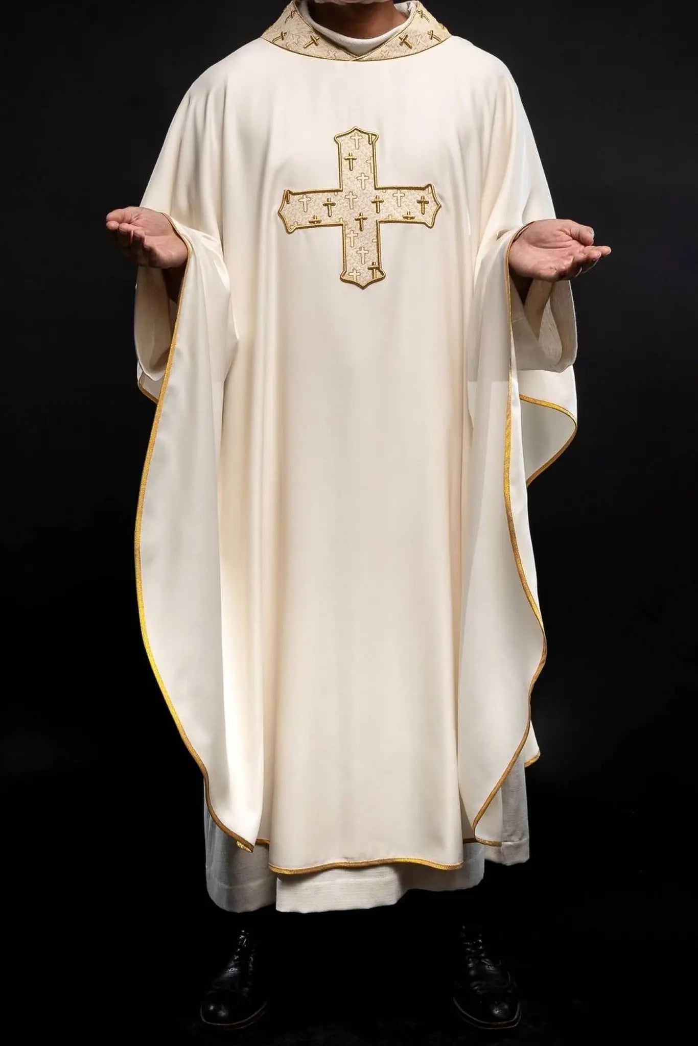 Casulla con cruz ricamente bordada y cuello ecru