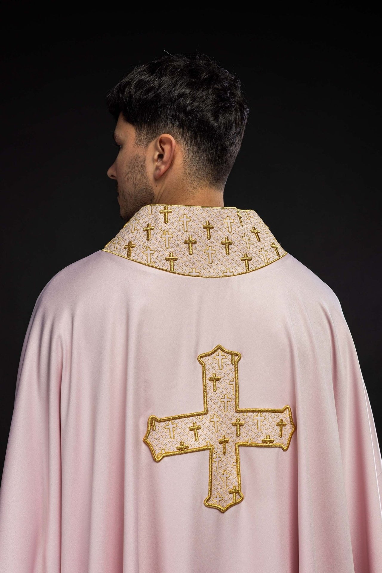 Ornat z bogato haftowanym krzyżem i kołnierzem w kolorze różowym