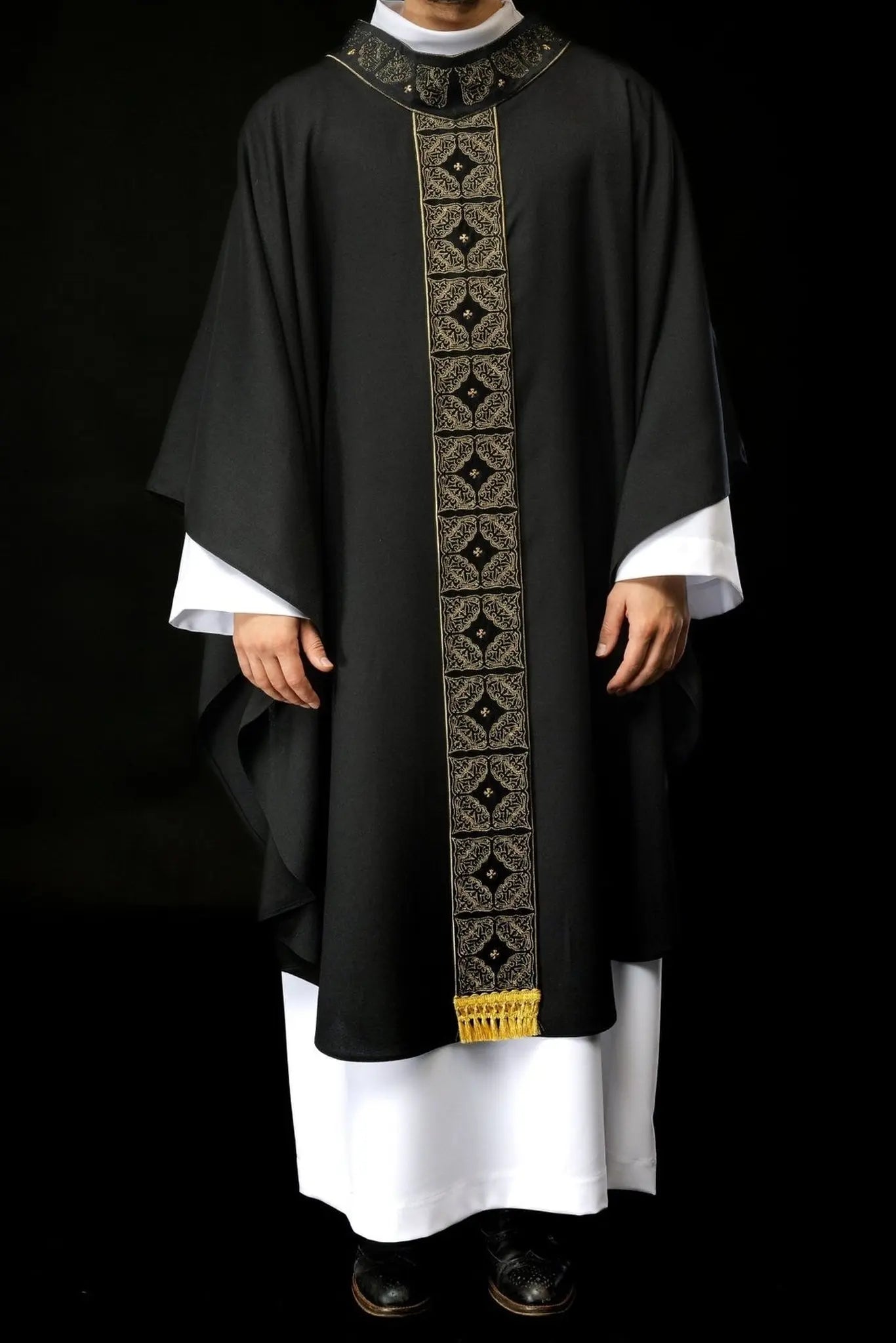 Casulla con cinturón y cuello ricamente bordados en negro