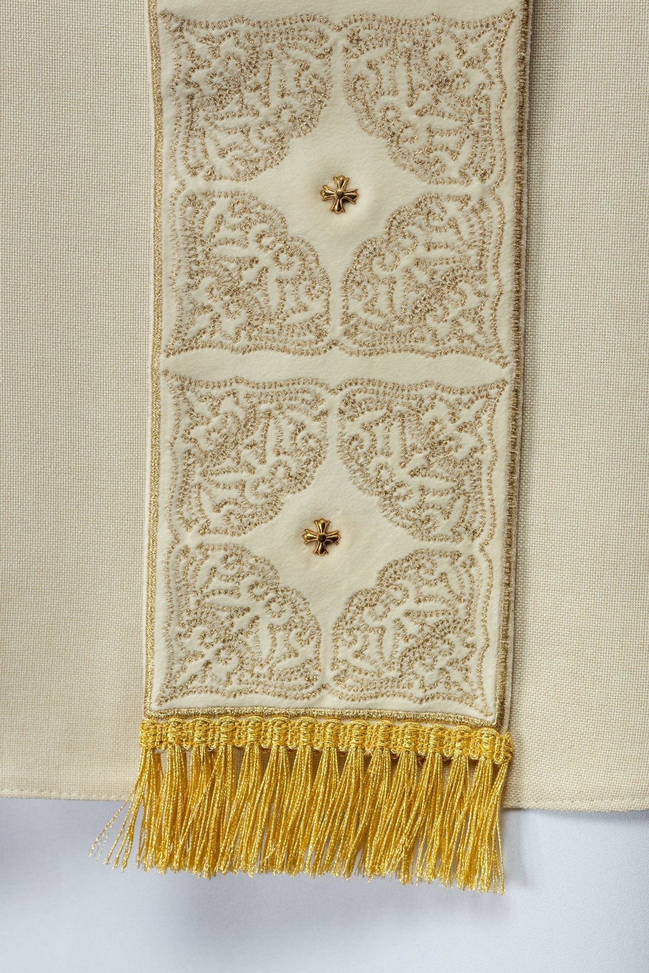 Ornat z bogato haftowanym pasem i kołnierzem w kolorze ecru