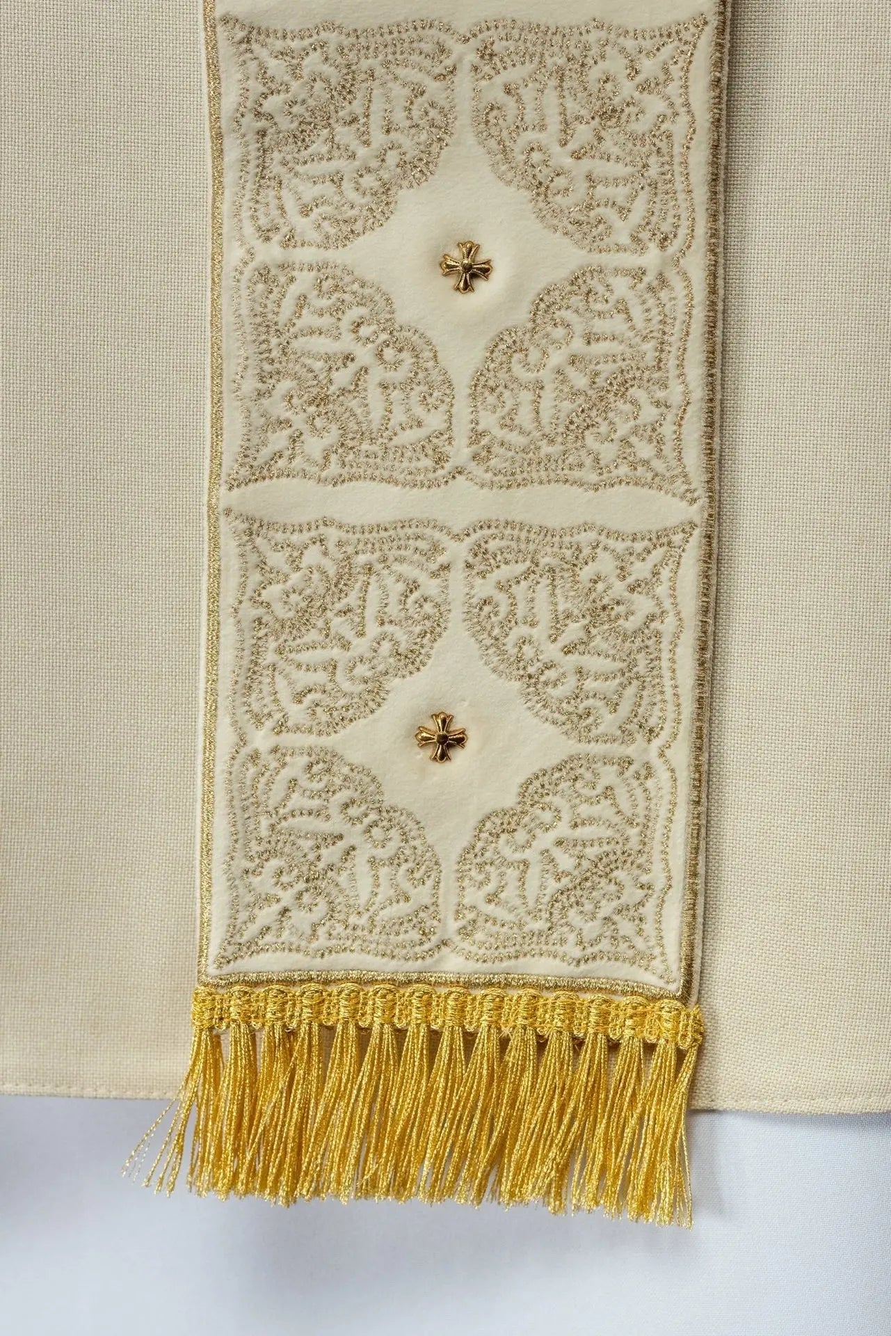Chasuble with richly embroidered belt and collar in ecru color