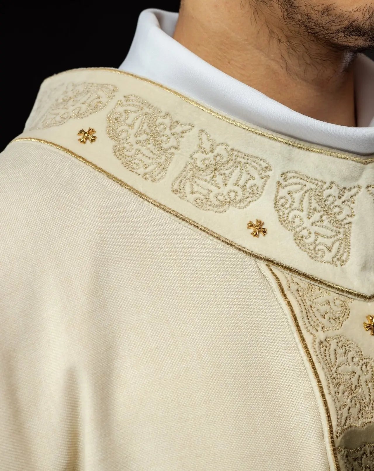 Chasuble with richly embroidered belt and collar in ecru color