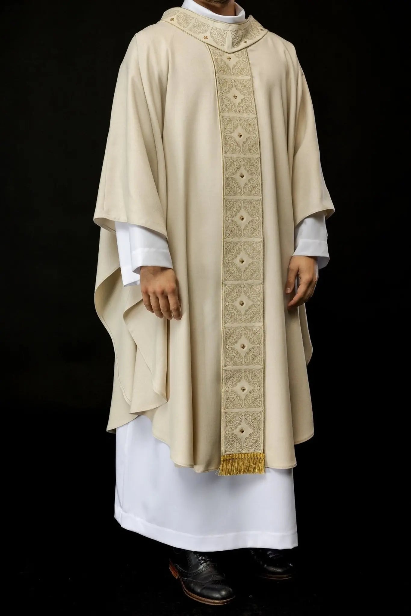 Chasuble with richly embroidered belt and collar in ecru color