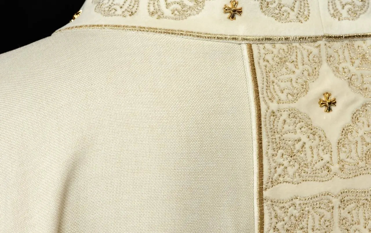 Chasuble with richly embroidered belt and collar in ecru color
