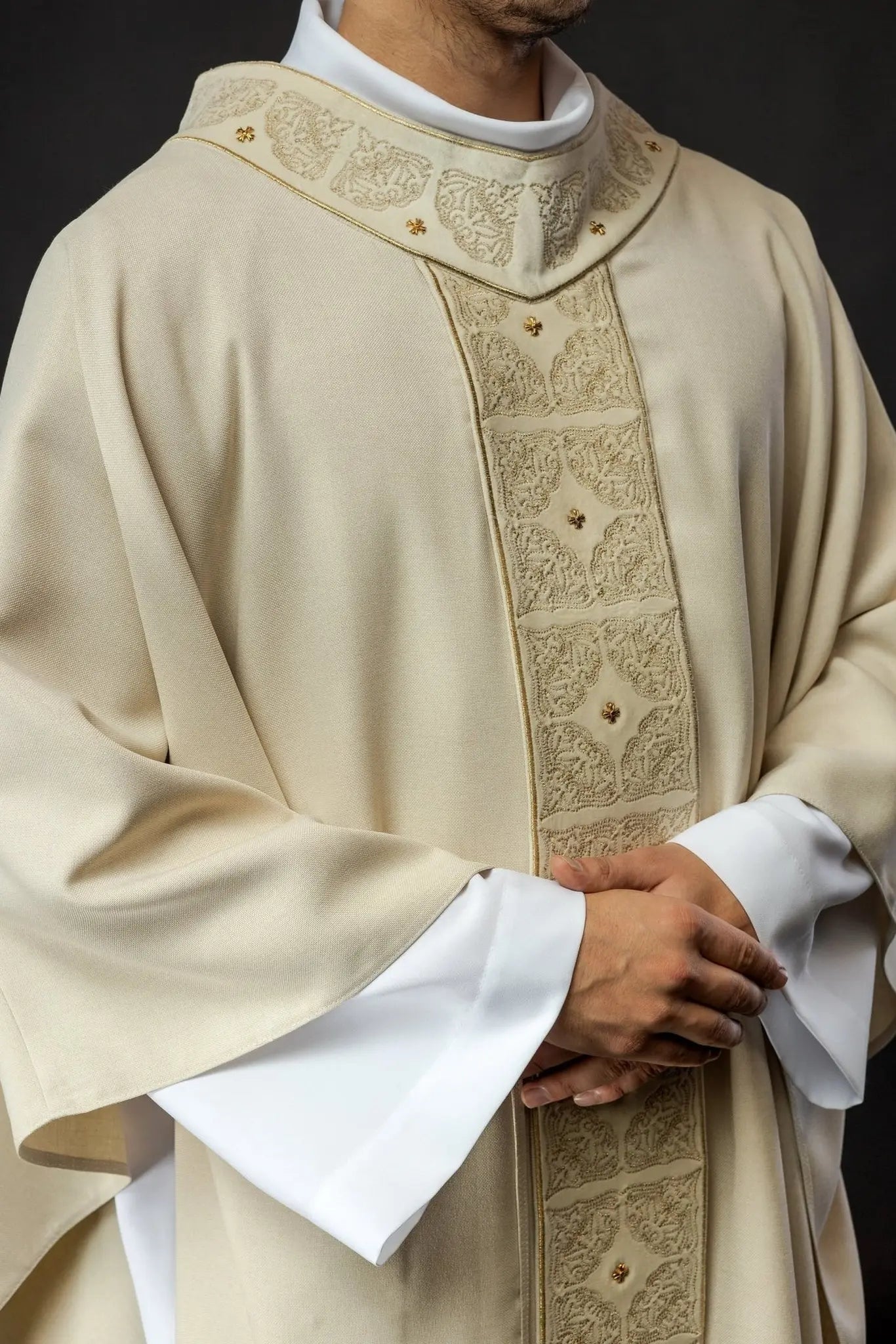 Chasuble with richly embroidered belt and collar in ecru color
