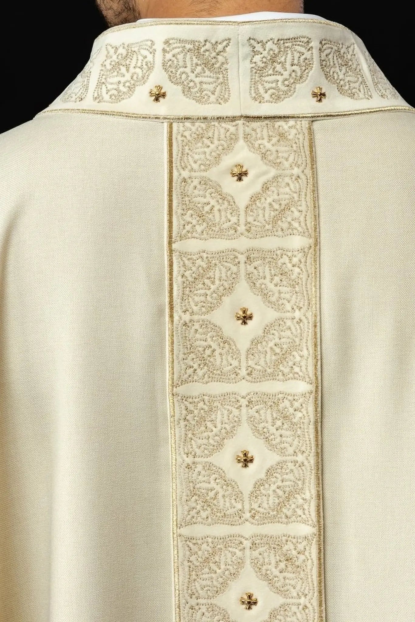 Chasuble with richly embroidered belt and collar in ecru color